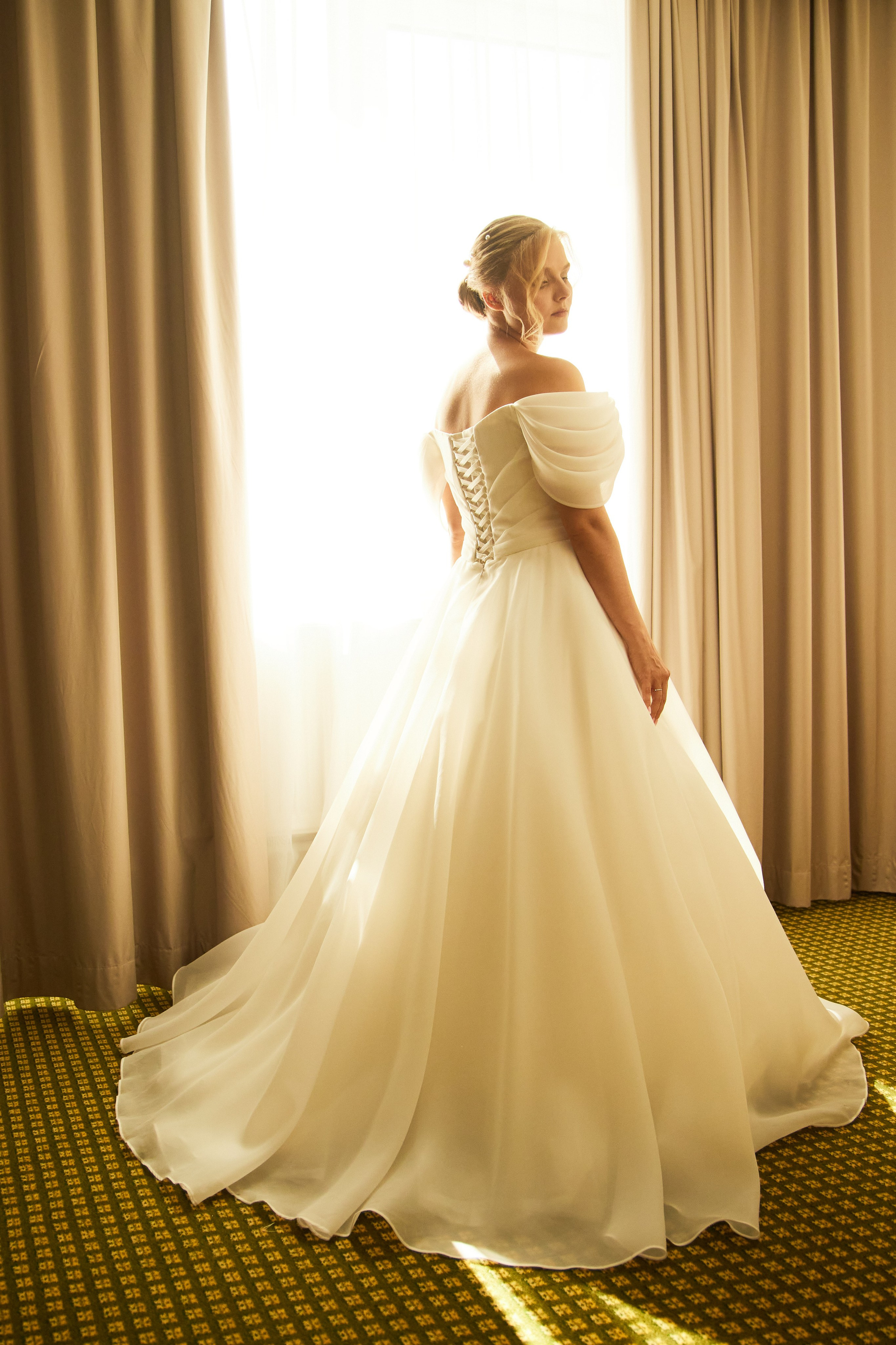 красивая фотография невесты у окна