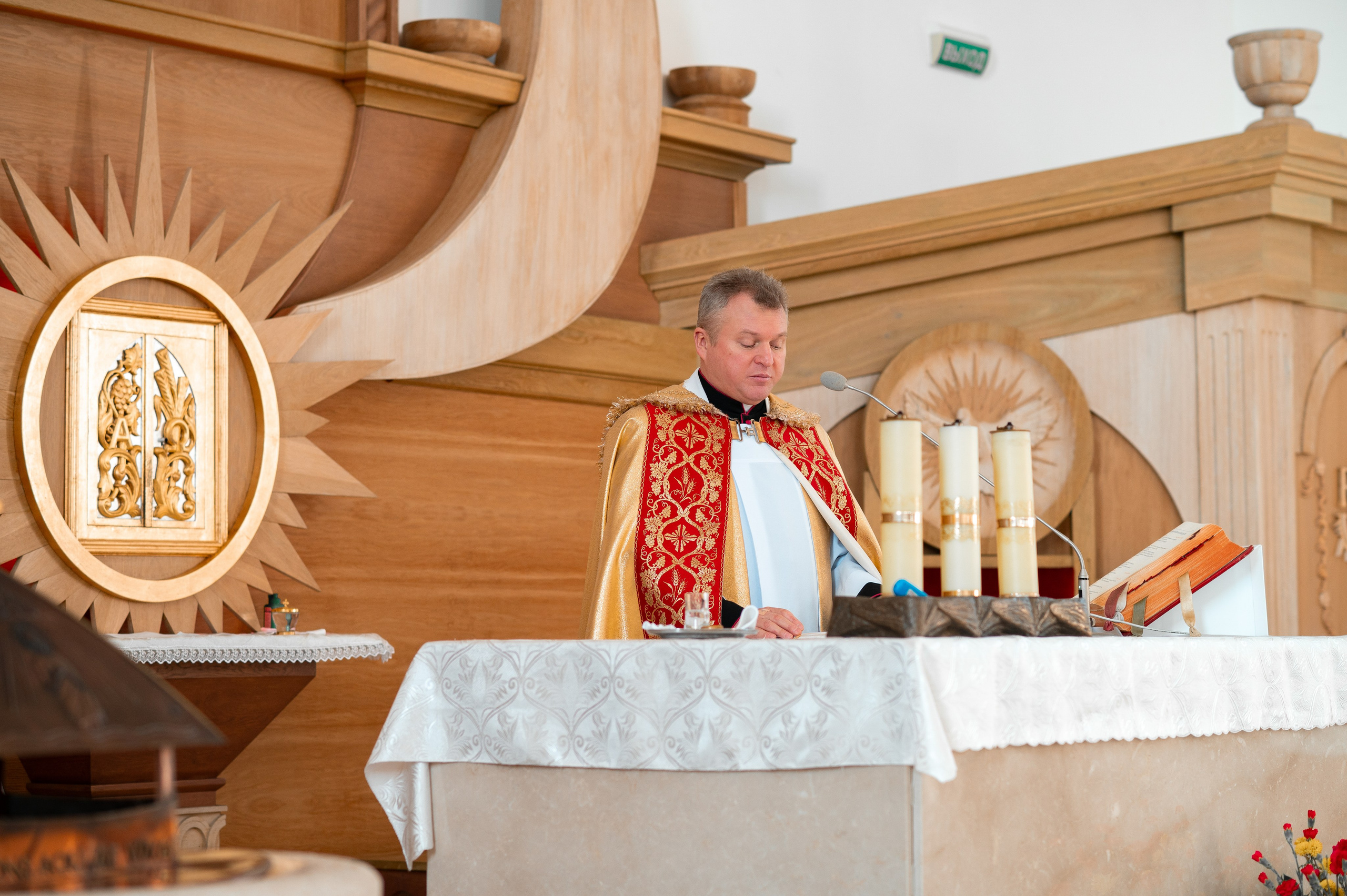 Крещение Максима в Костеле Матери Божией Будславской. Семейный фотограф на выписку из роддома и крещение Минск Настя Гришук
