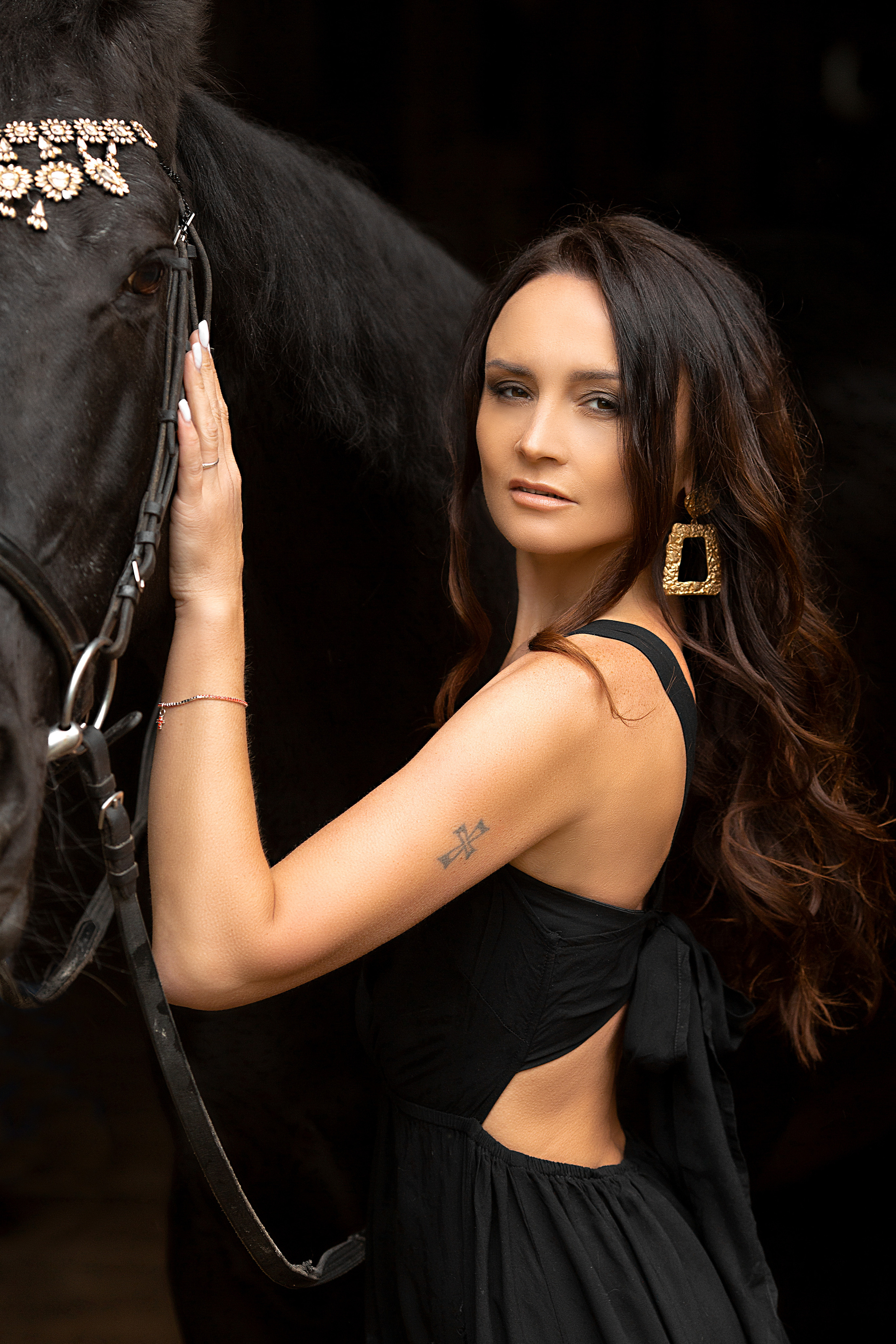 Черное пляжное платье. Фотосессия с лошадьми в Нижнем Новгороде