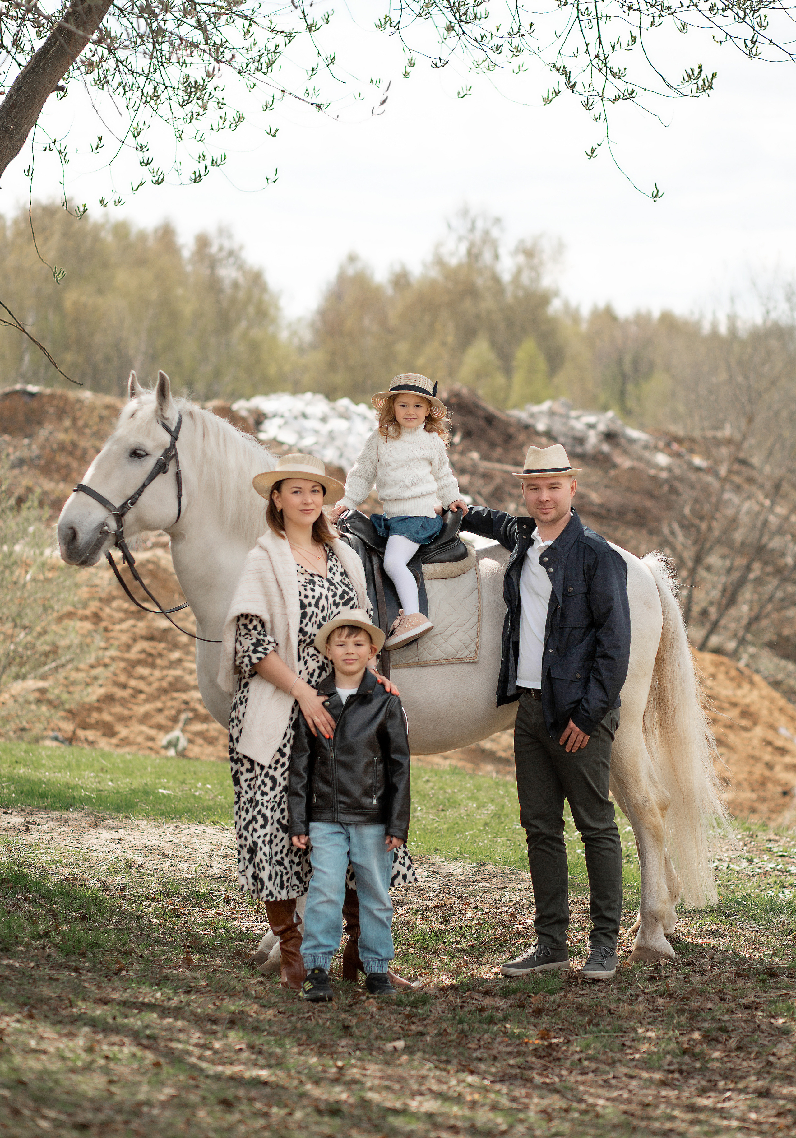 Елена и семья с Воробьем фотодень. Фотосессия с лошадьми в Нижнем Новгороде