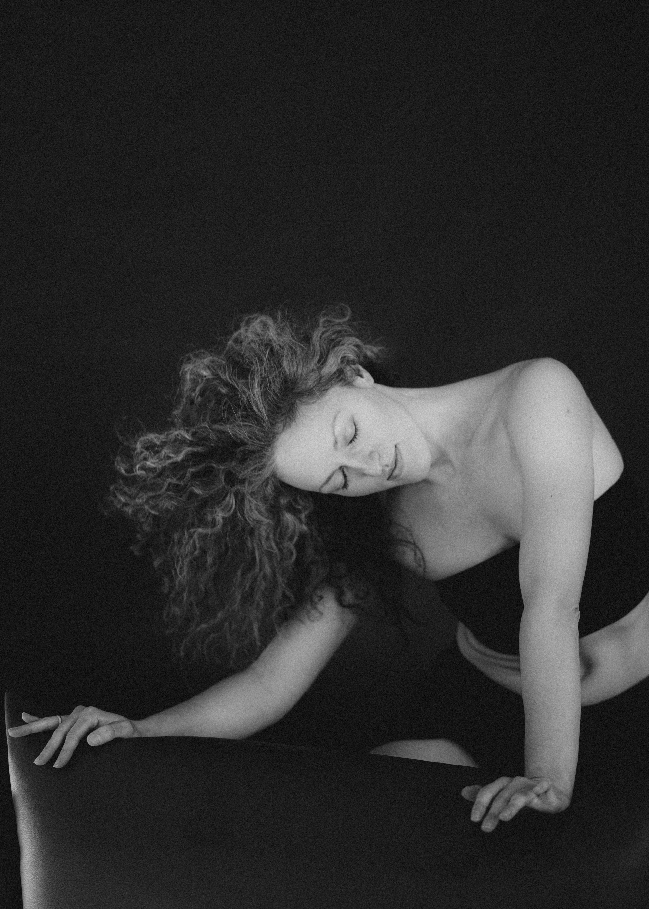 Фотосессия для женщины в студии минимализм. Женский фотограф в Красноярске