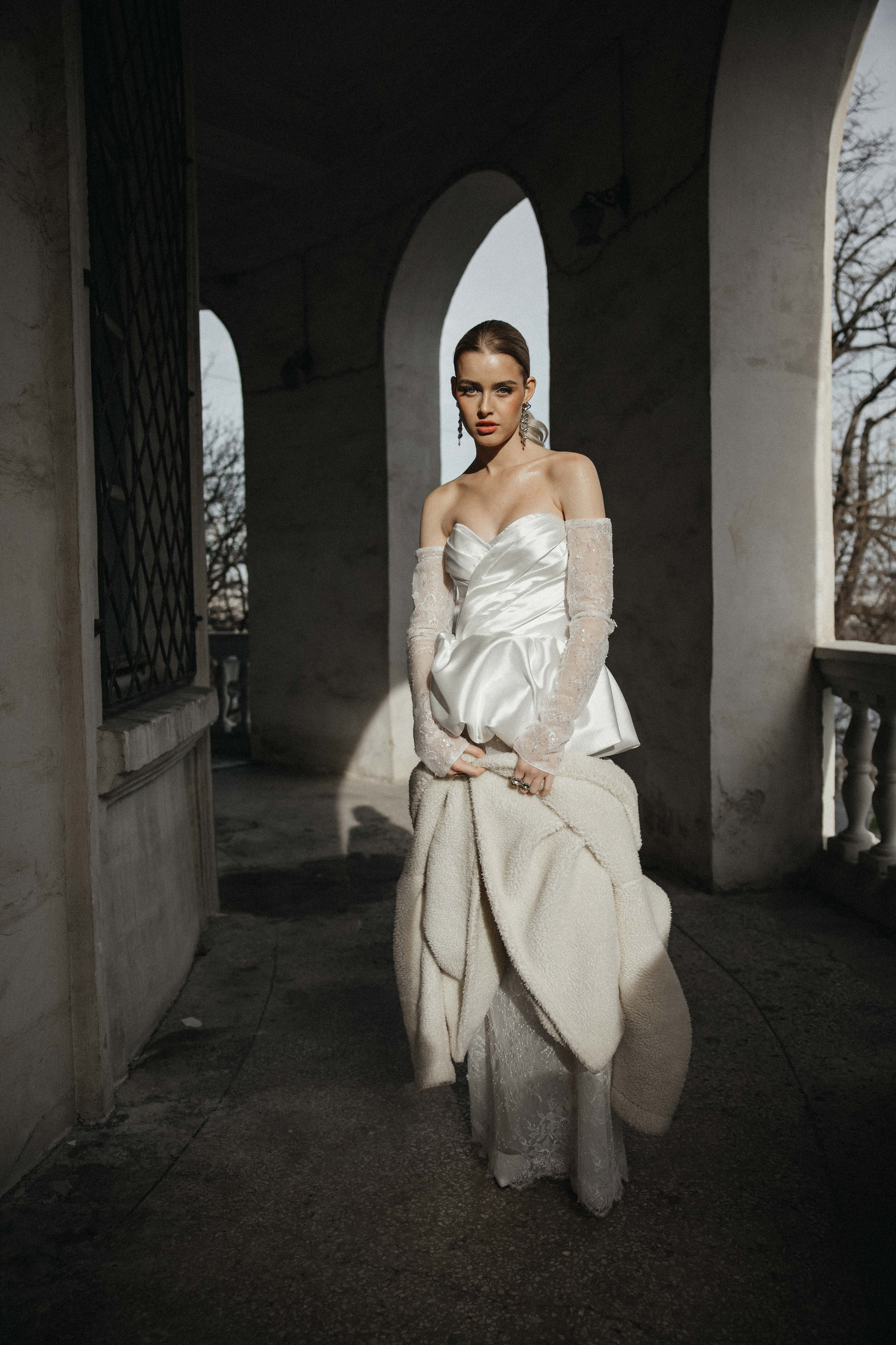 Счастливая пара позирует на свадебной фотосессии на фоне зеленой ткани в театре ,фэшн съемка ,топ 100 — свадебный фотограф Алена Межевова