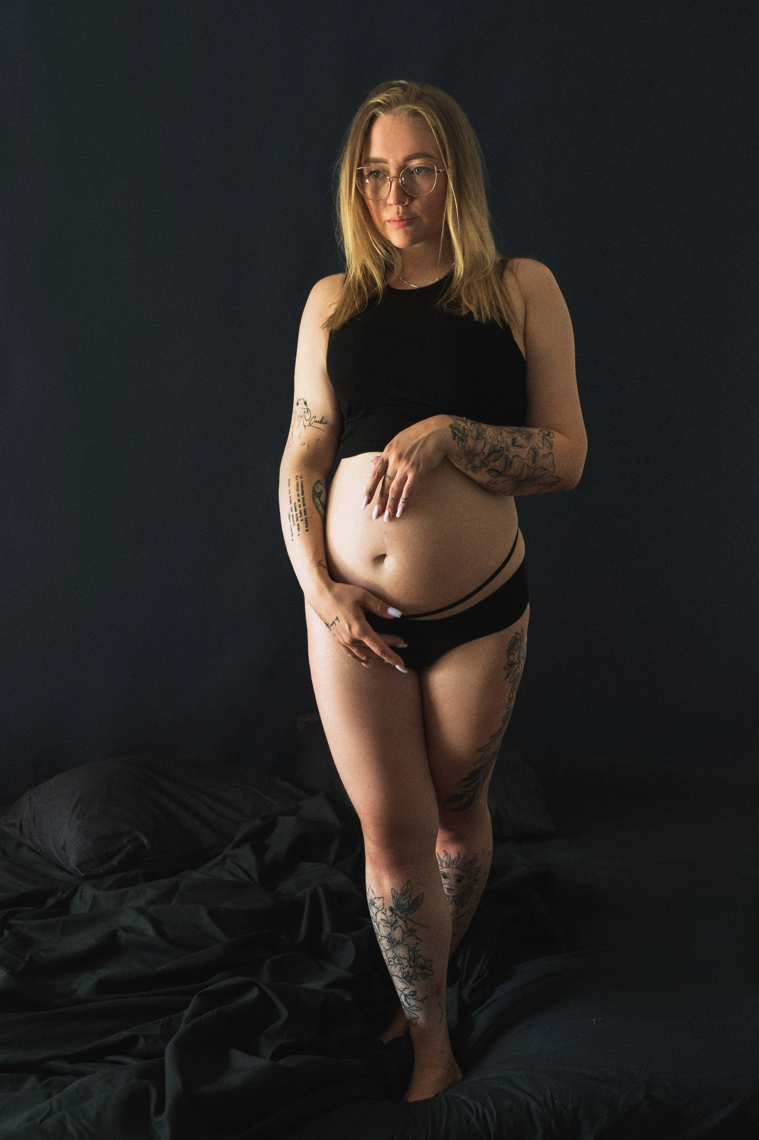 На черном фоне. Семейный и контент фотограф