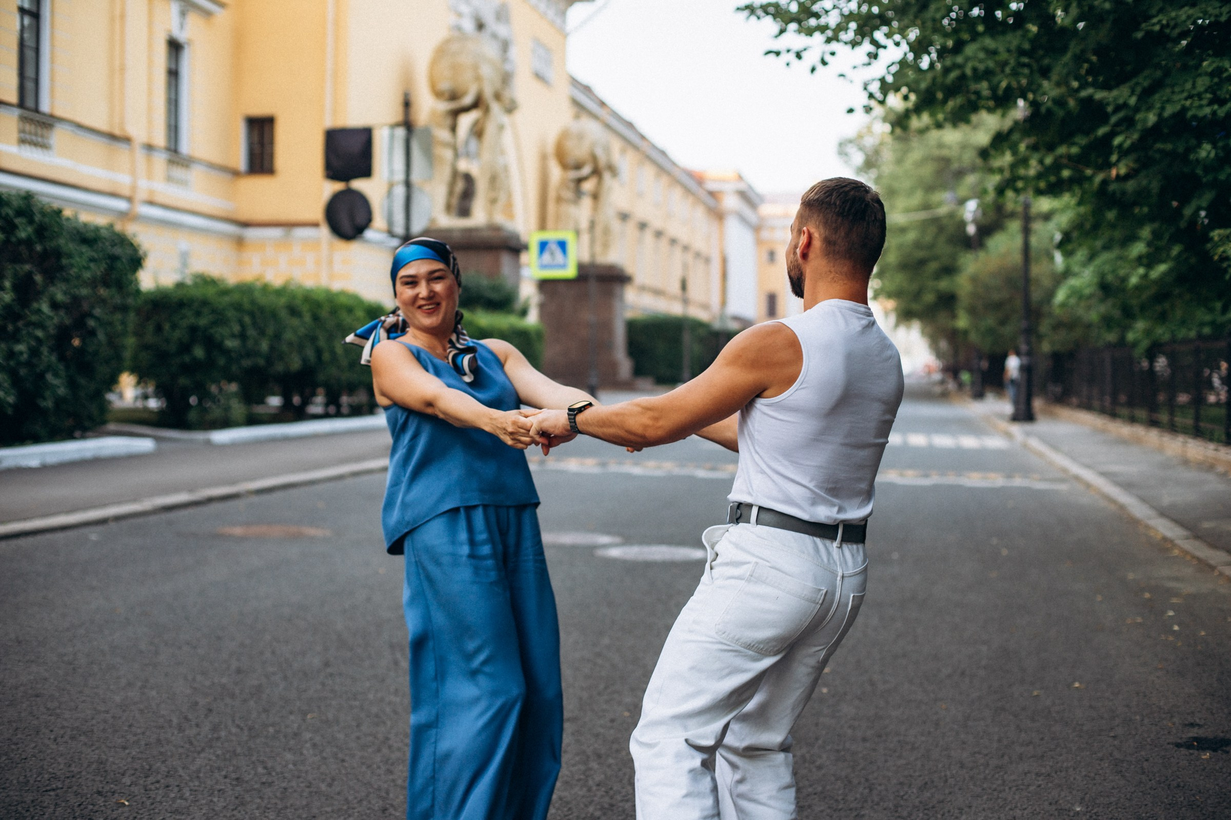 Наталья с семьей в июле. Фотопрогулка в Петербурге. Индивидуальный и семейный фотограф в Санкт-Петербурге