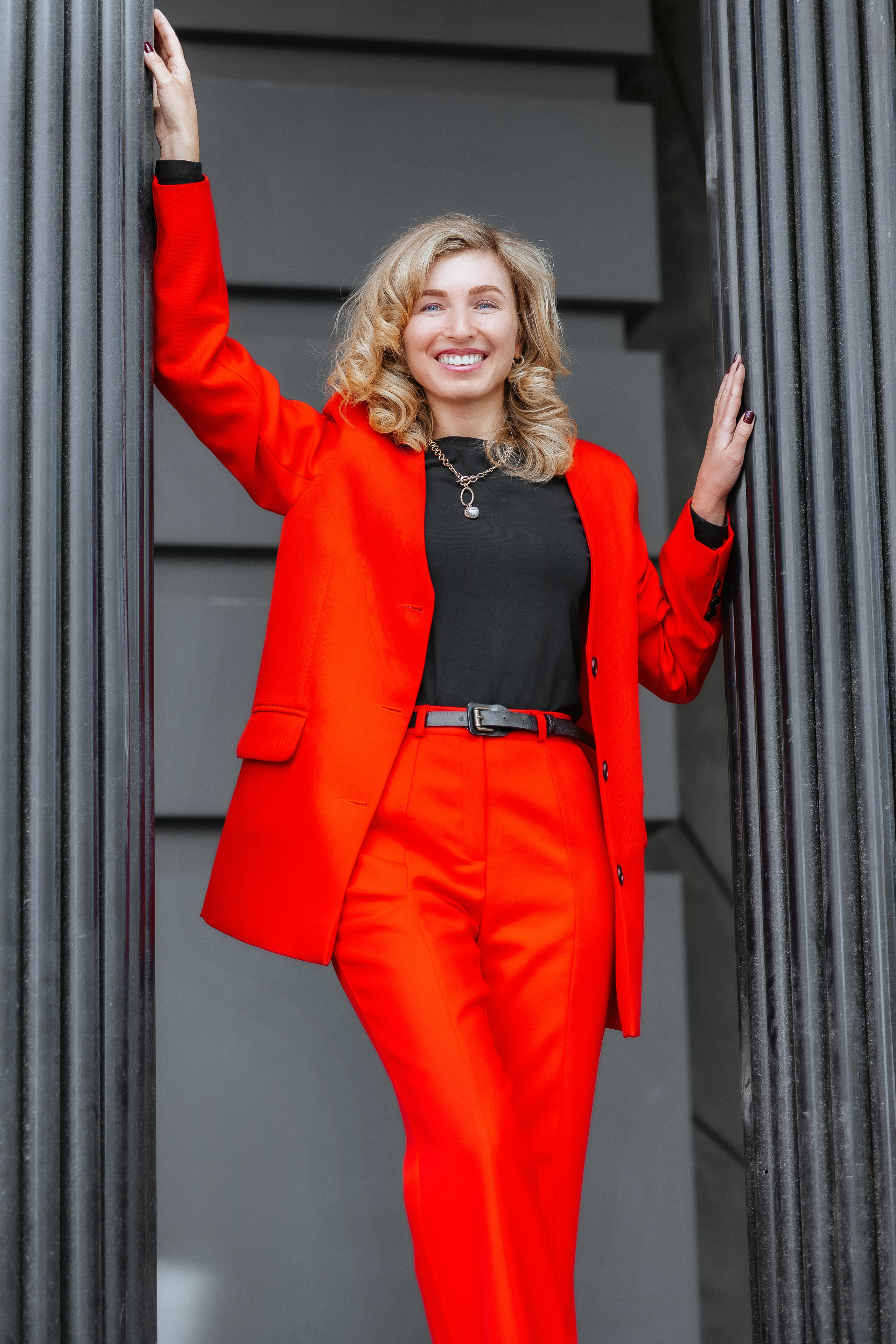 девушка в красном