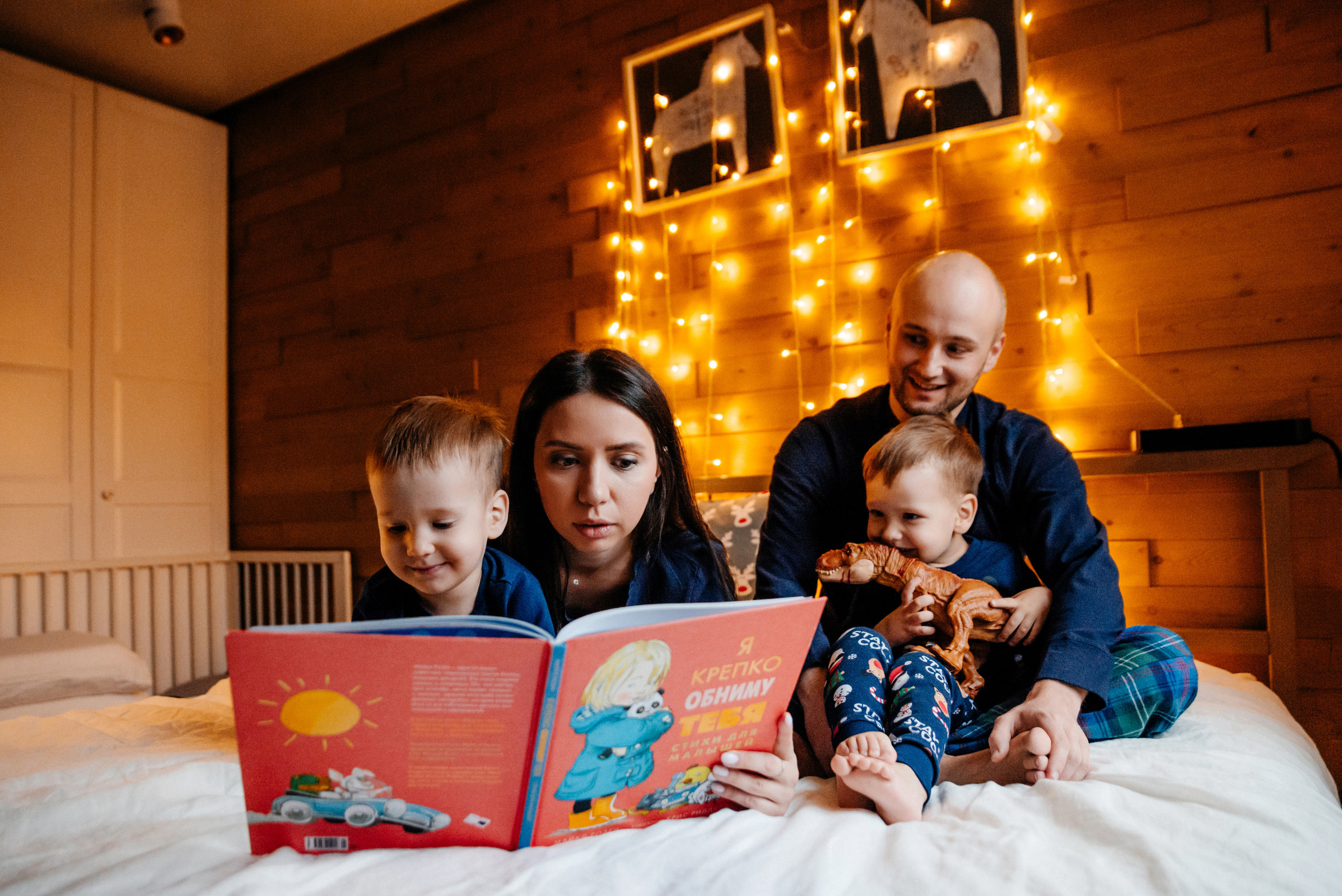 Новогодняя семейная фотосессия дома. Семейный и детский фотограф в Санкт-Петербурге Маша Бичан