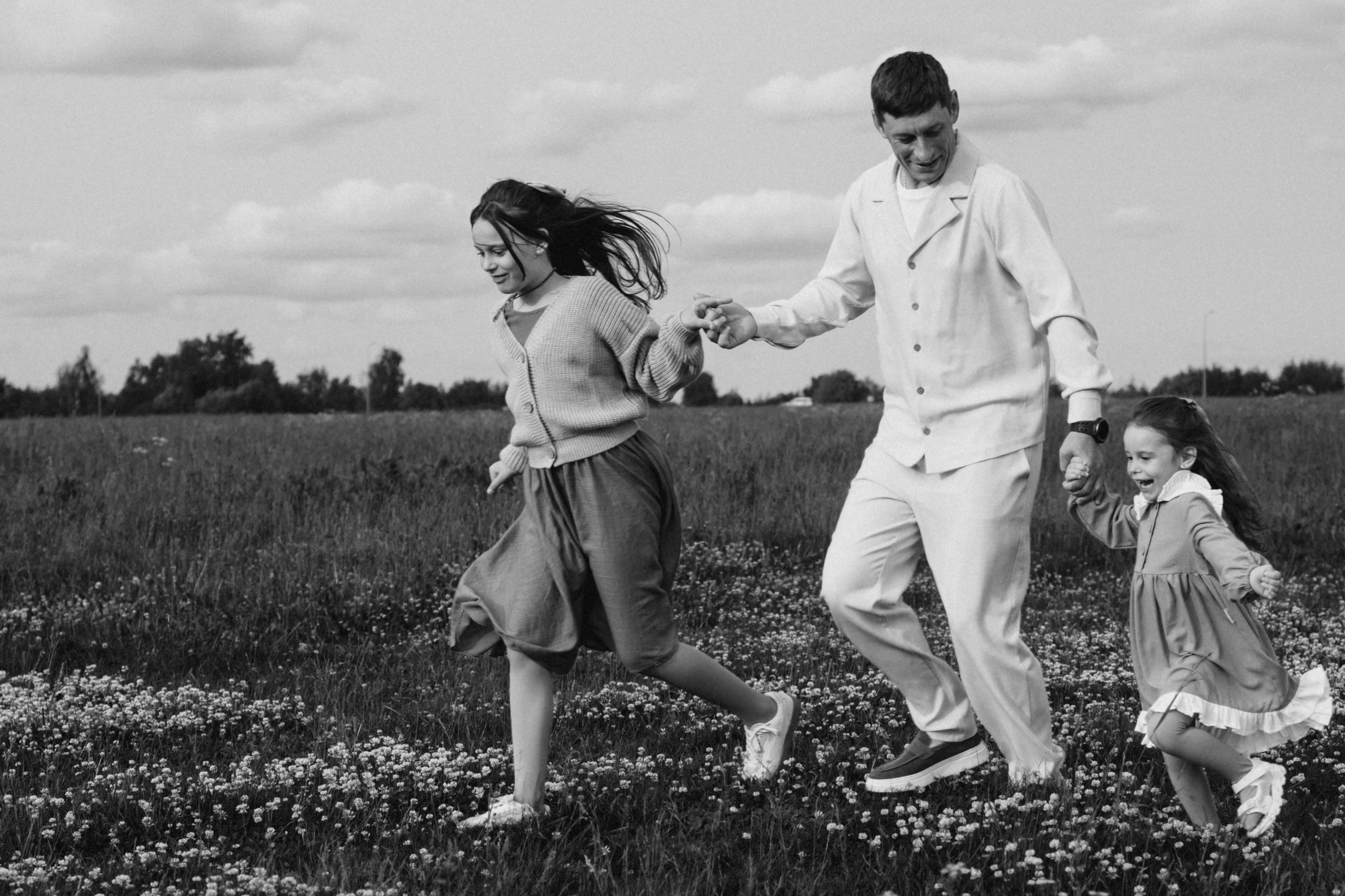 Анна, Марчелло, Настенька и Влада в поле. Фотограф Москва Светлана Кирюшина