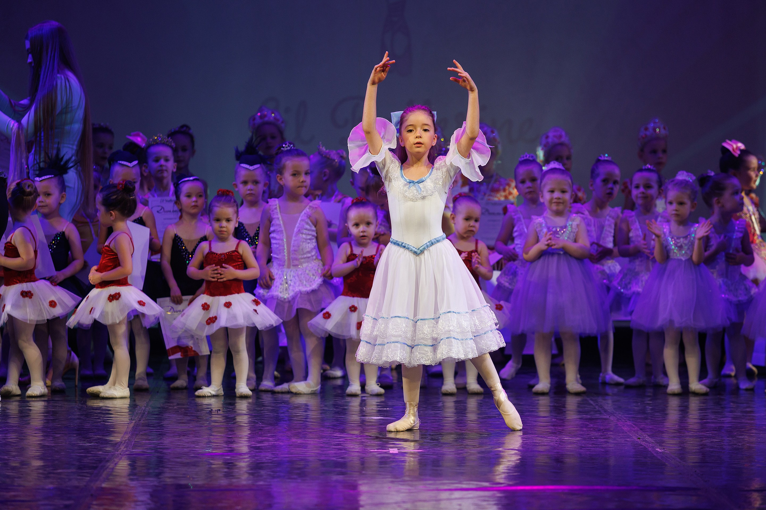 Репортажная фотосъемка отчетного концерта студии танцвев LilBallerine. Профессиональный фотограф в Новосибирске