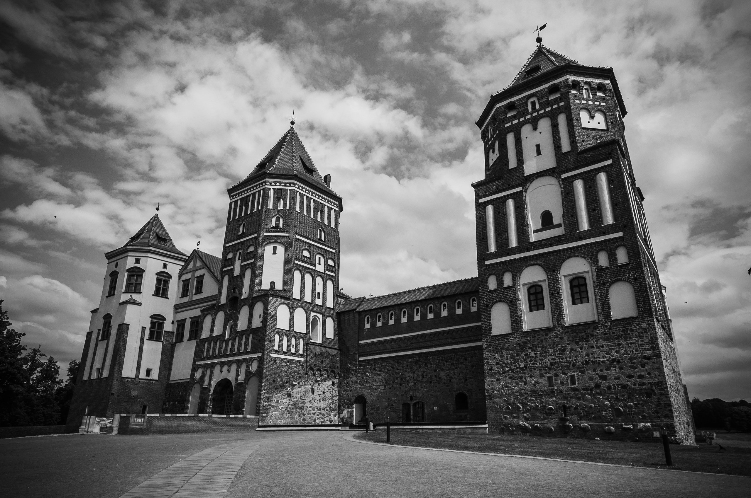 Мирский замок 2013. Фотограф Антон Швец — Монохромная реальность