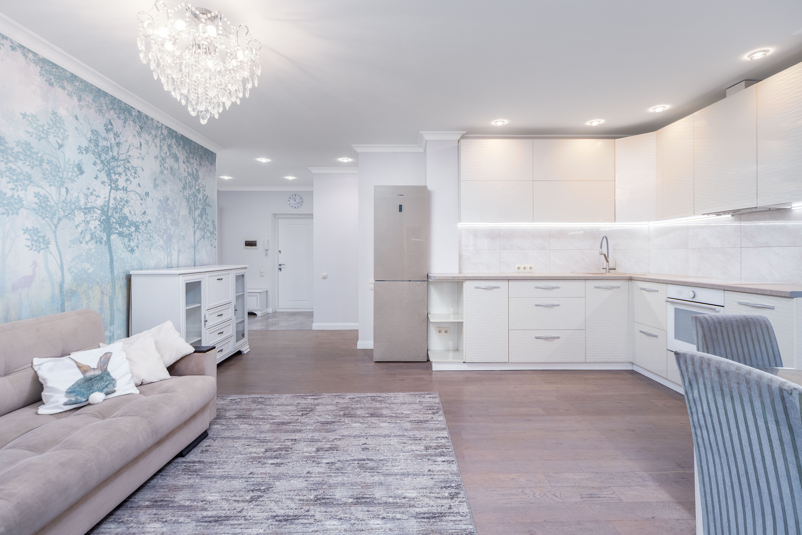 Фотограф Sakavita Media - интерьер кухни-гостиной в евро-3 квартире в Минске