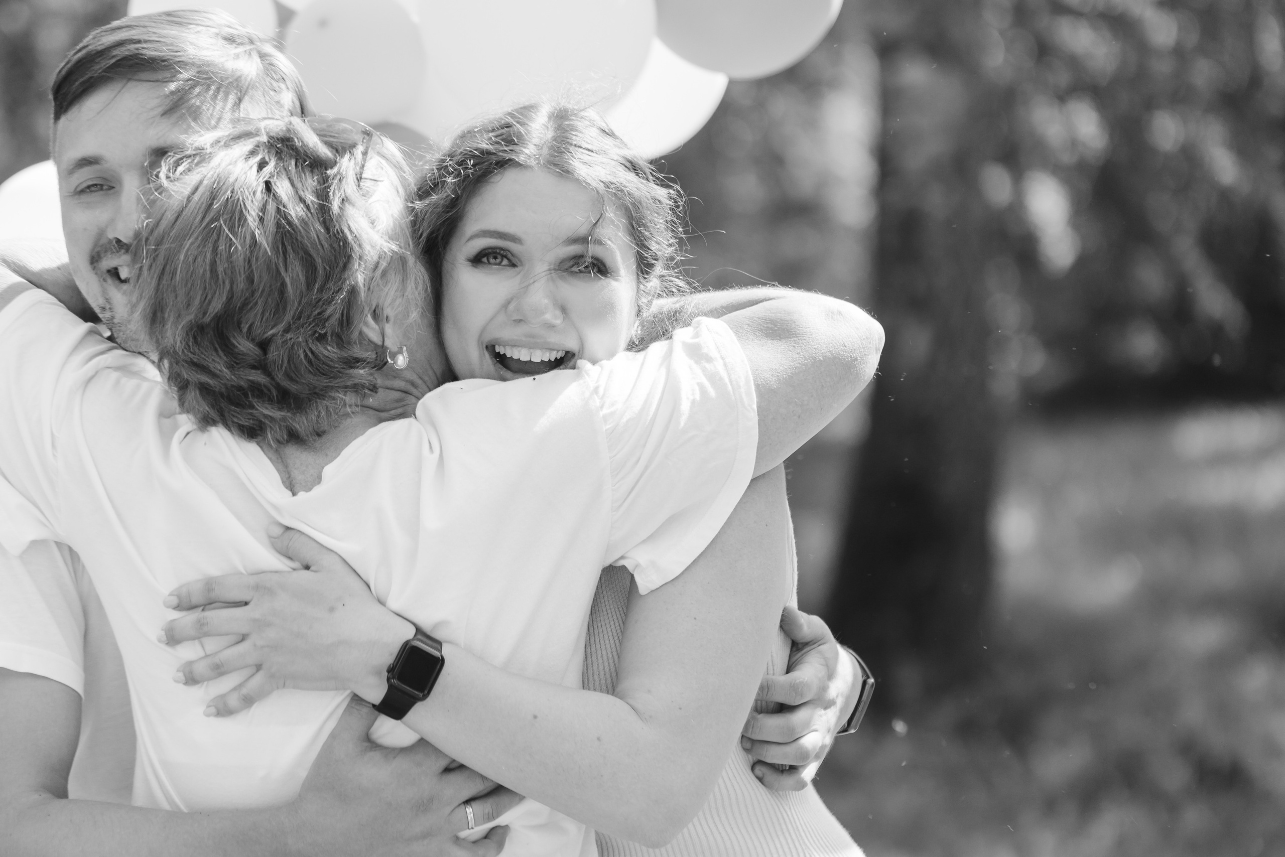 девушка радуется и обнимается с близкими узнав пол будущего малыша