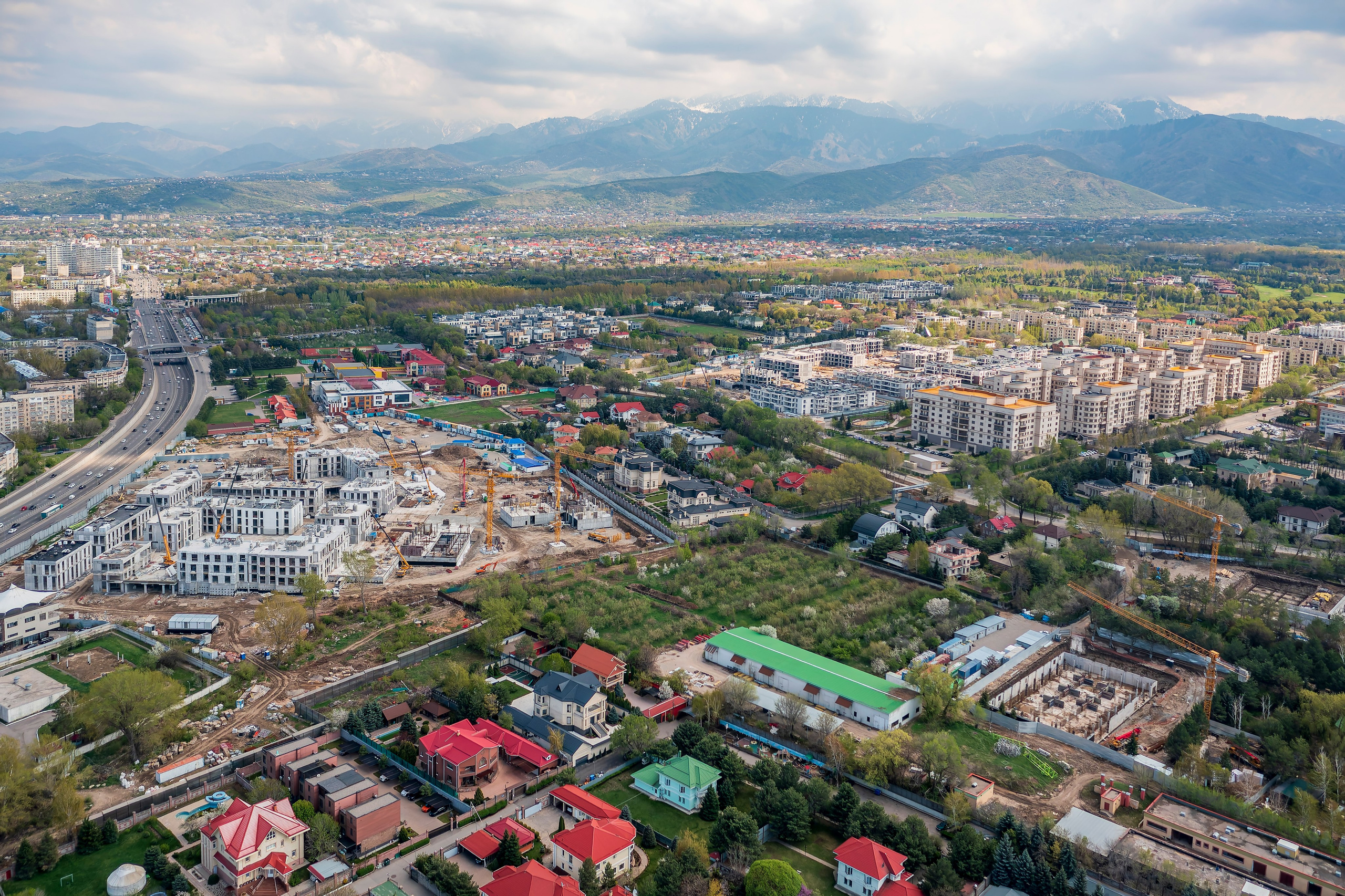 Алматы, ЖК 1st от Bi Group — аэросъёмка на фоне гор, апрель 2026. Интерьерный фотограф Алматы