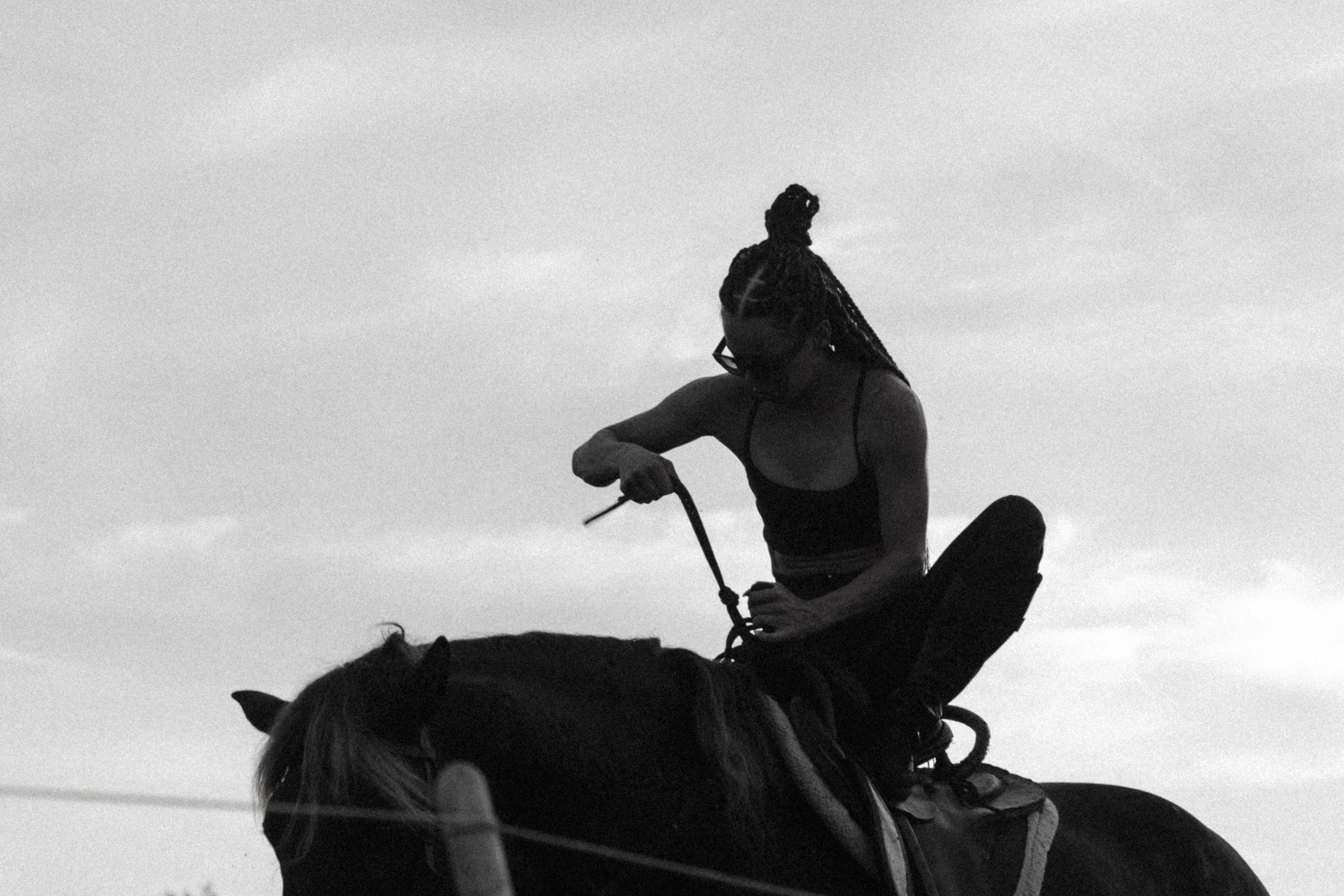 Черно-белый портрет девушки на коне, силуэт на фоне неба. Фотограф в Пензе Александра Овечкина