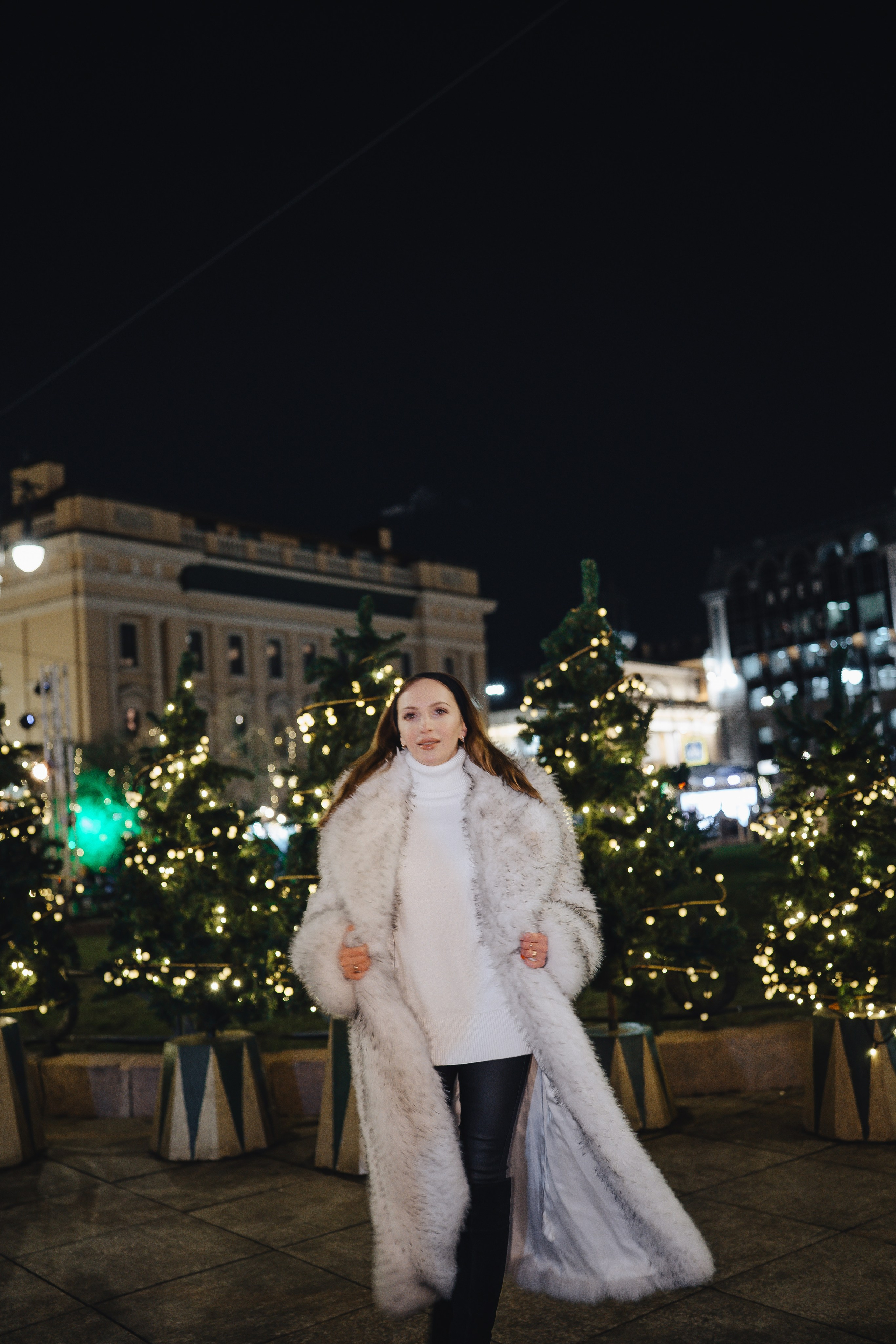 ПРОГУЛКА НА МАНЕЖНОЙ ПЛОЩАДИ ДЛЯ ДЕВУШКИ ПЕРЕД НОВЫМ ГОДОМ (НОВОГОДНЯЯ ФОТОСЕССИИЯ НА МАНЕЖНОЙ ПЛОЩАДИ). Профессиональный фотограф, Санкт-Петербург — Виктория Богомолова