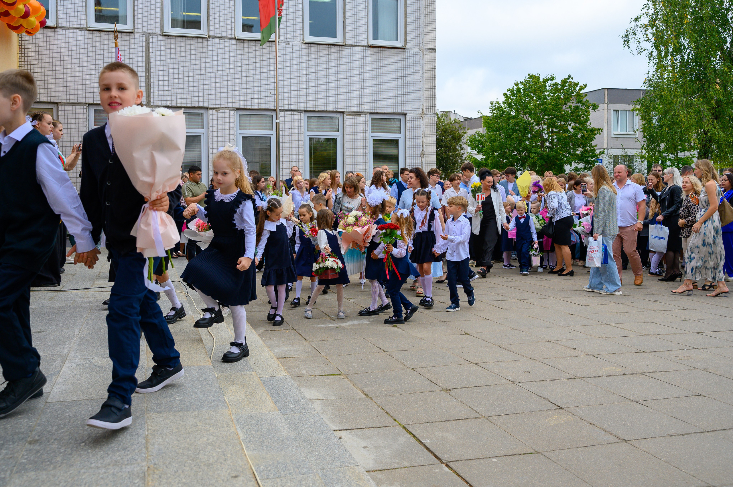 Вот звучит первый звонок, перед этим долгое приготовление к новому этапу в жизни, Яромир идет в школу. Фотоуслуги, услуги фотографа, фотографирование важных событий