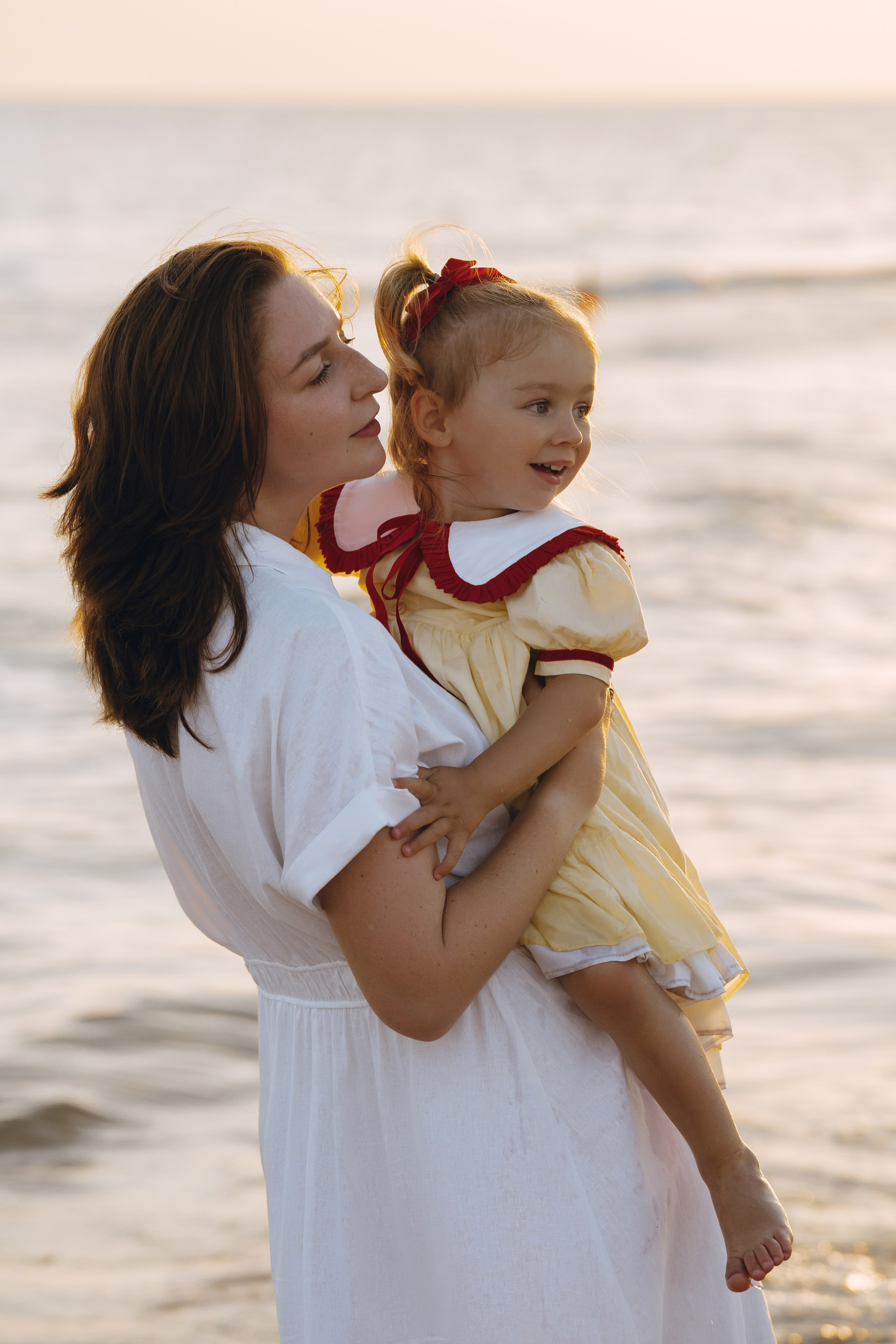 Дети играют на пляже Анапы — фотосессия в золотых лучах заката, фотограф Анапа