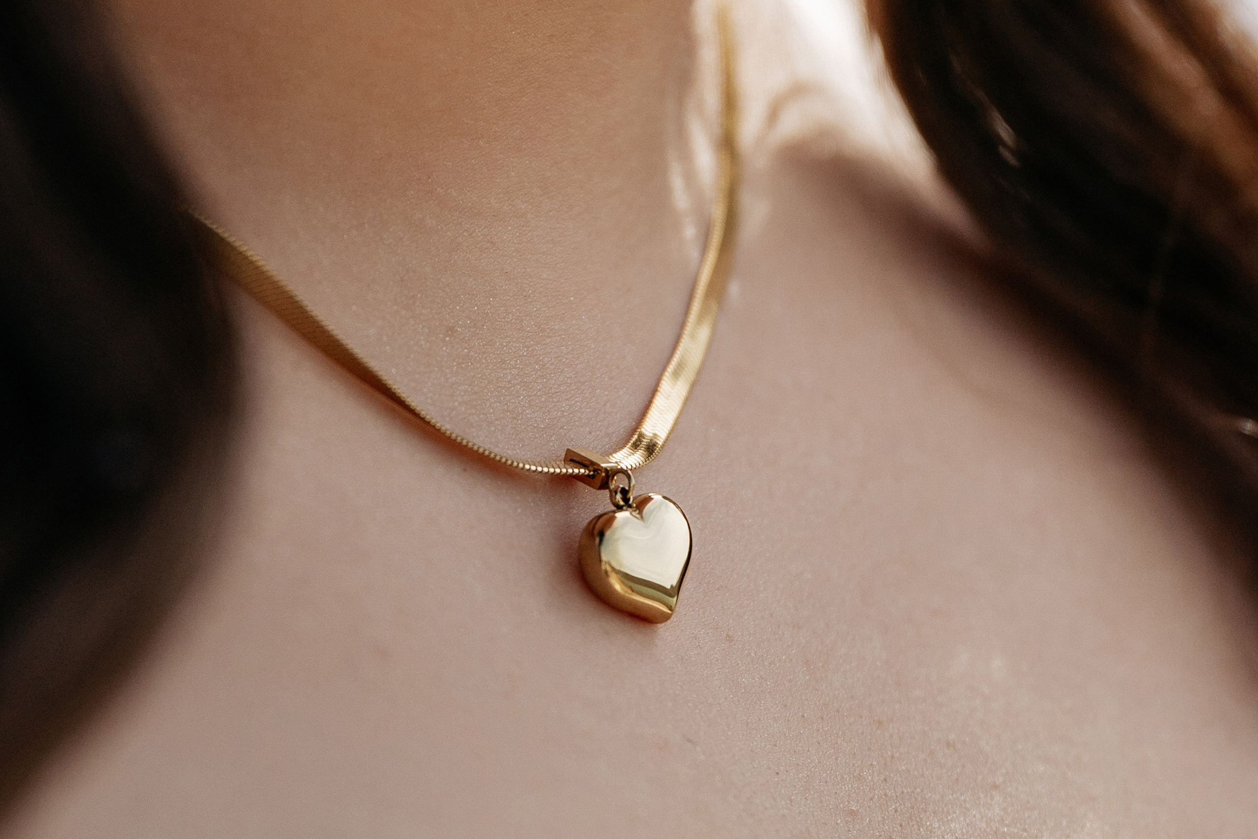 детали свадебной фотосессии, украшение невесты, свадебный фотограф в Абрау-Дюрсо