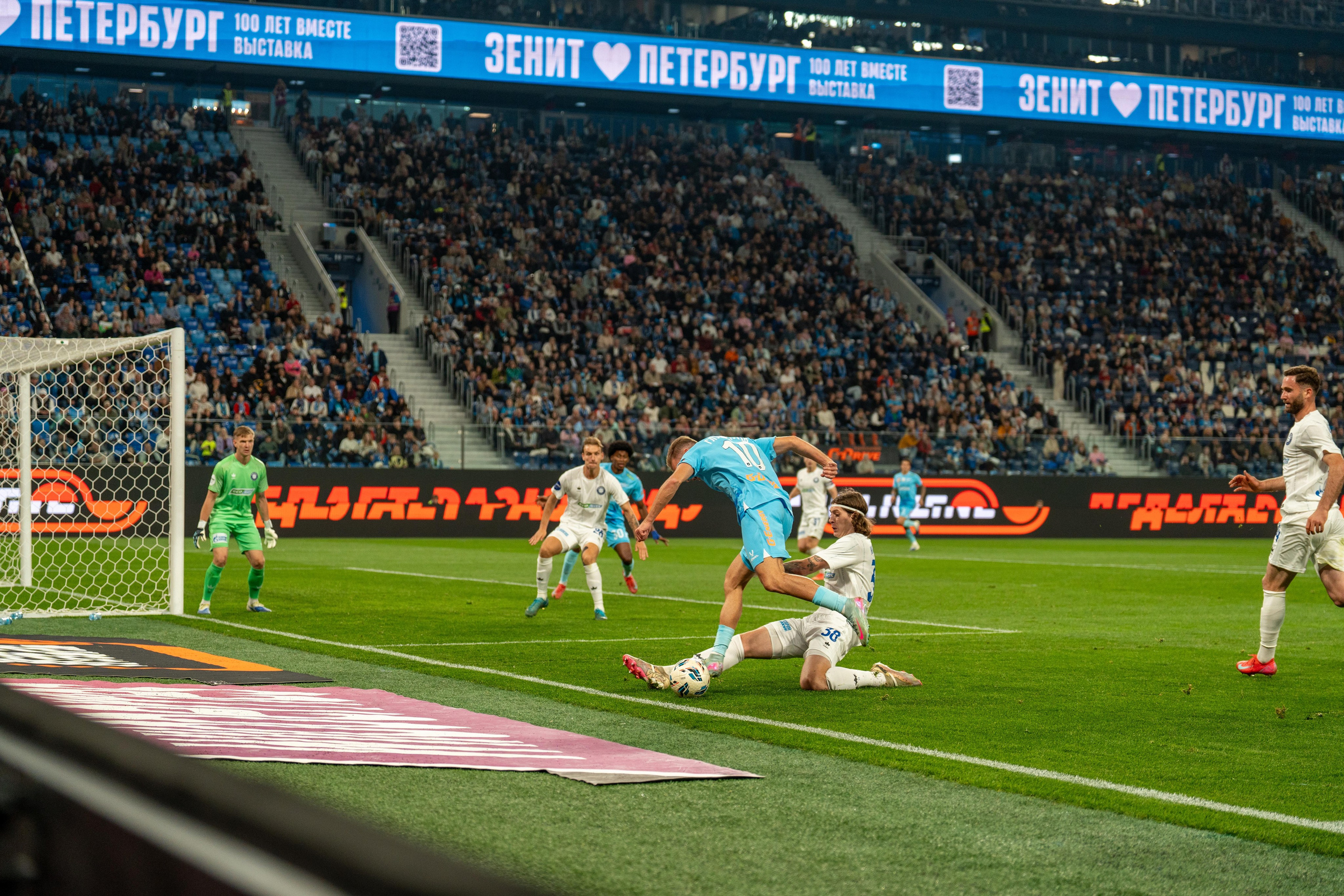 Защитник Оренбурга делает подкат в матче Зенит – Оренбург, репортажный фотограф спорт съемка