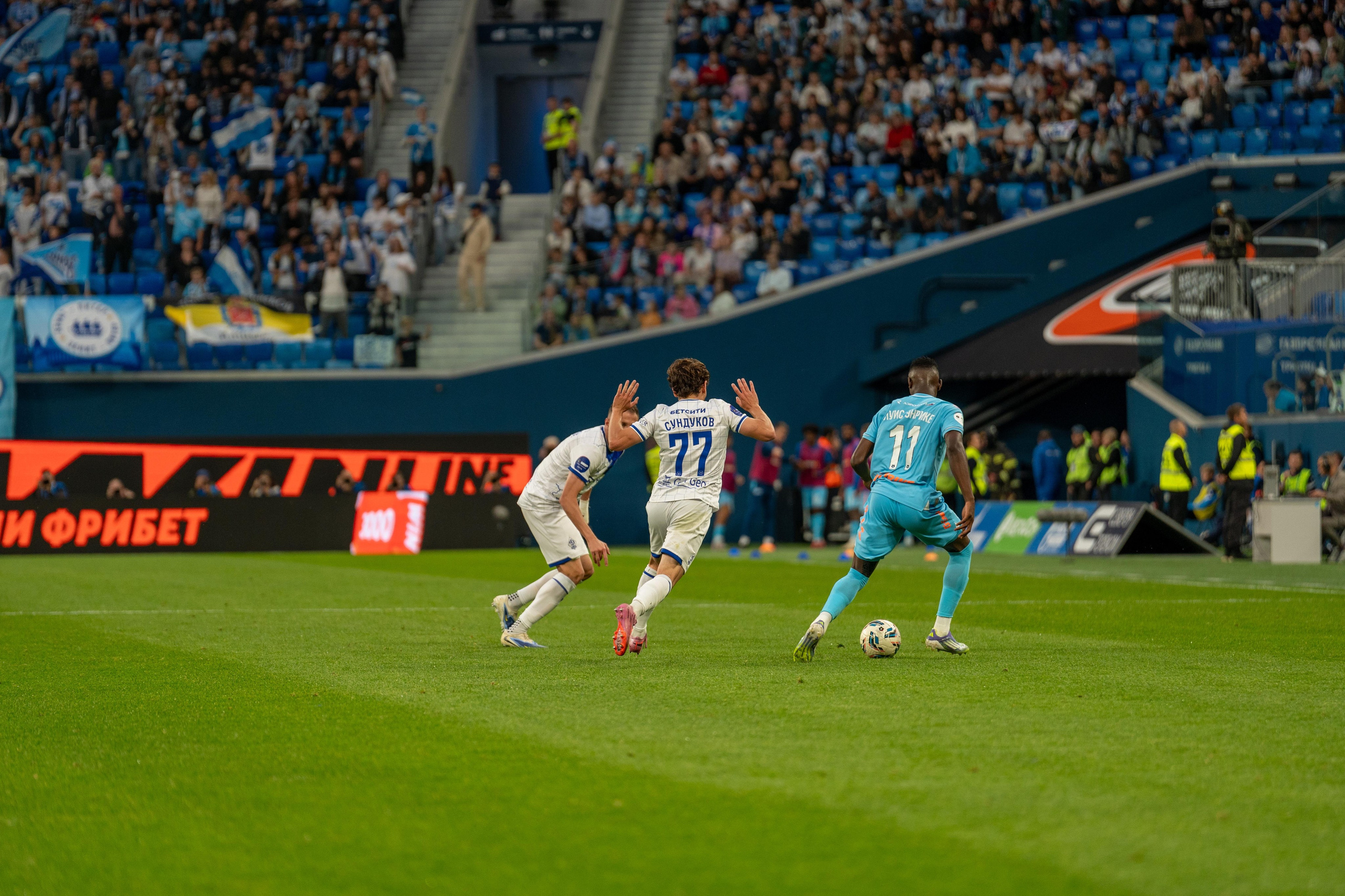 Нападающий «Зенита» обходит защитника «Динамо» на Газпром Арене