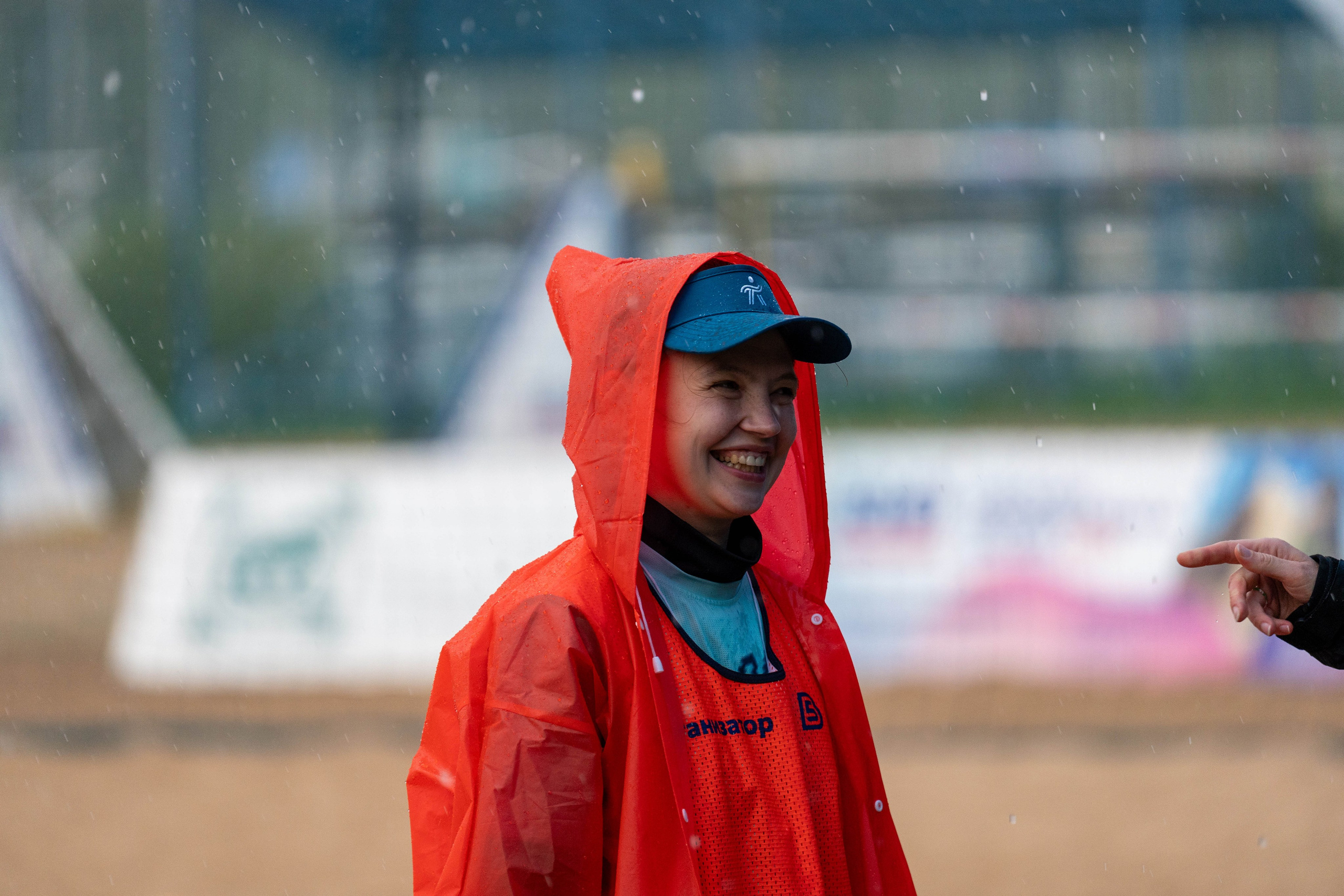 Улыбающаяся бегунья пробежки «5 вёрст», спортивный фотограф Санкт-Петербург