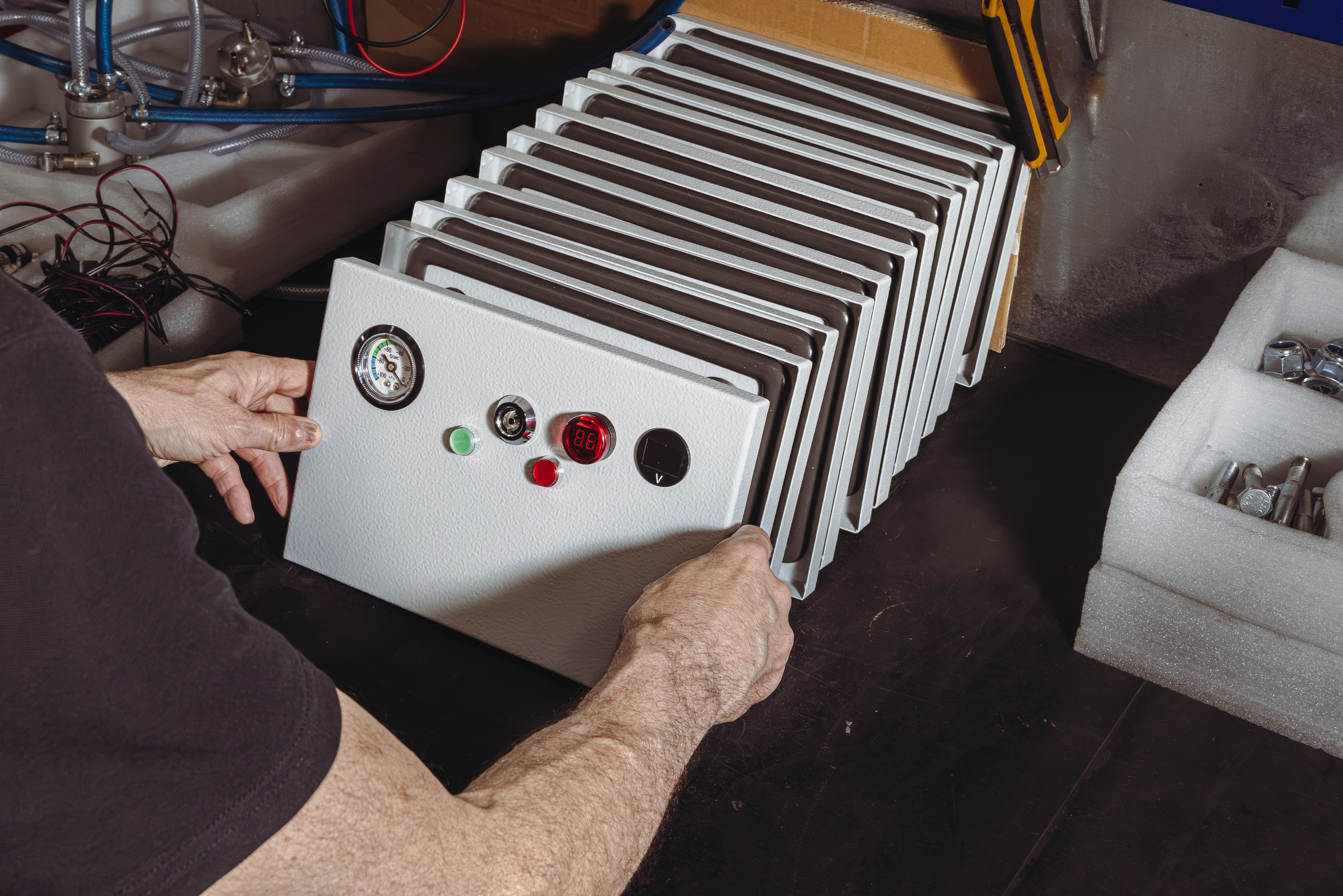 Изготовление вакуумных захватов: этап сборки механических узлов.