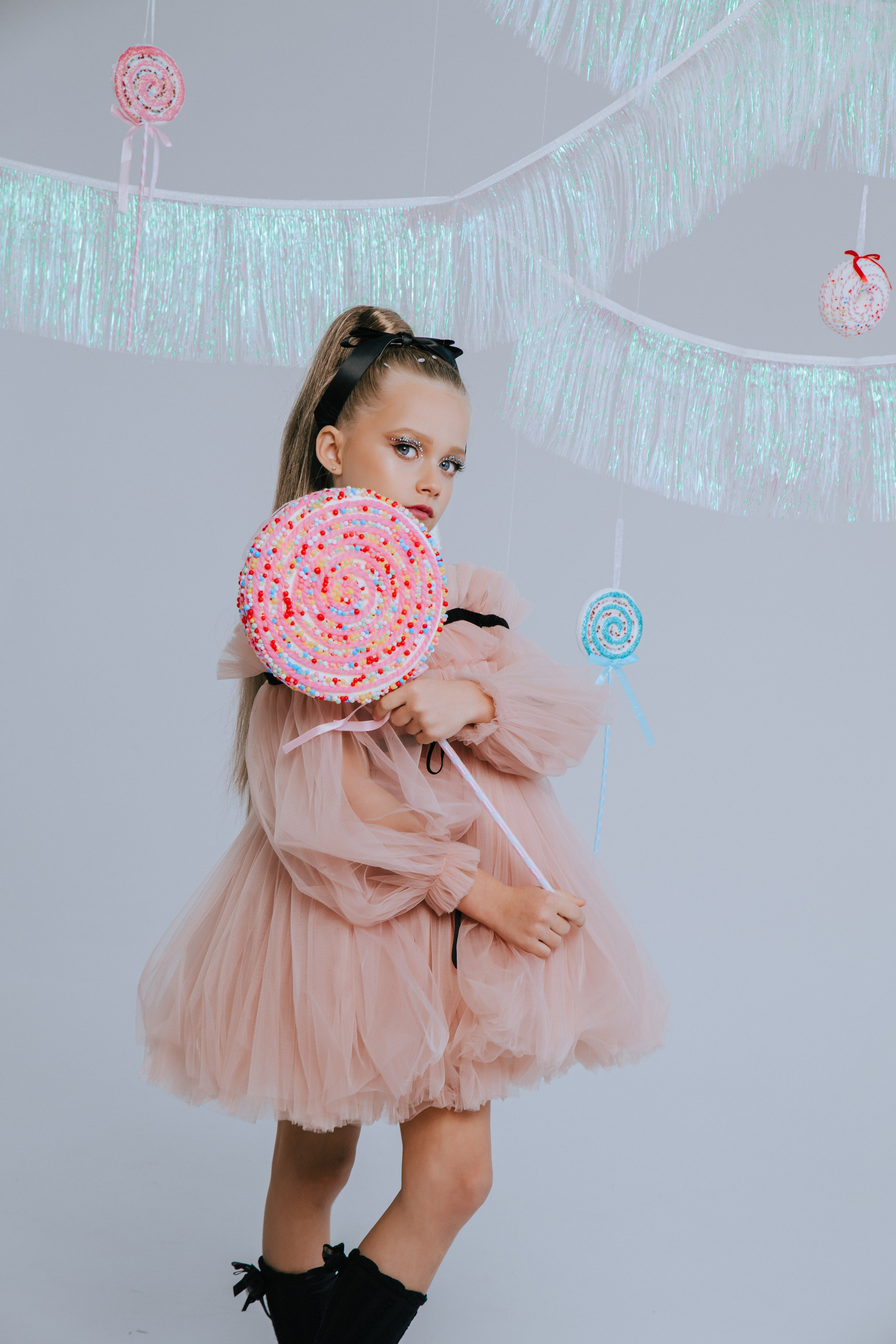 Мира. Фотограф Ярмишко Дарья. Выпускные фотокниги