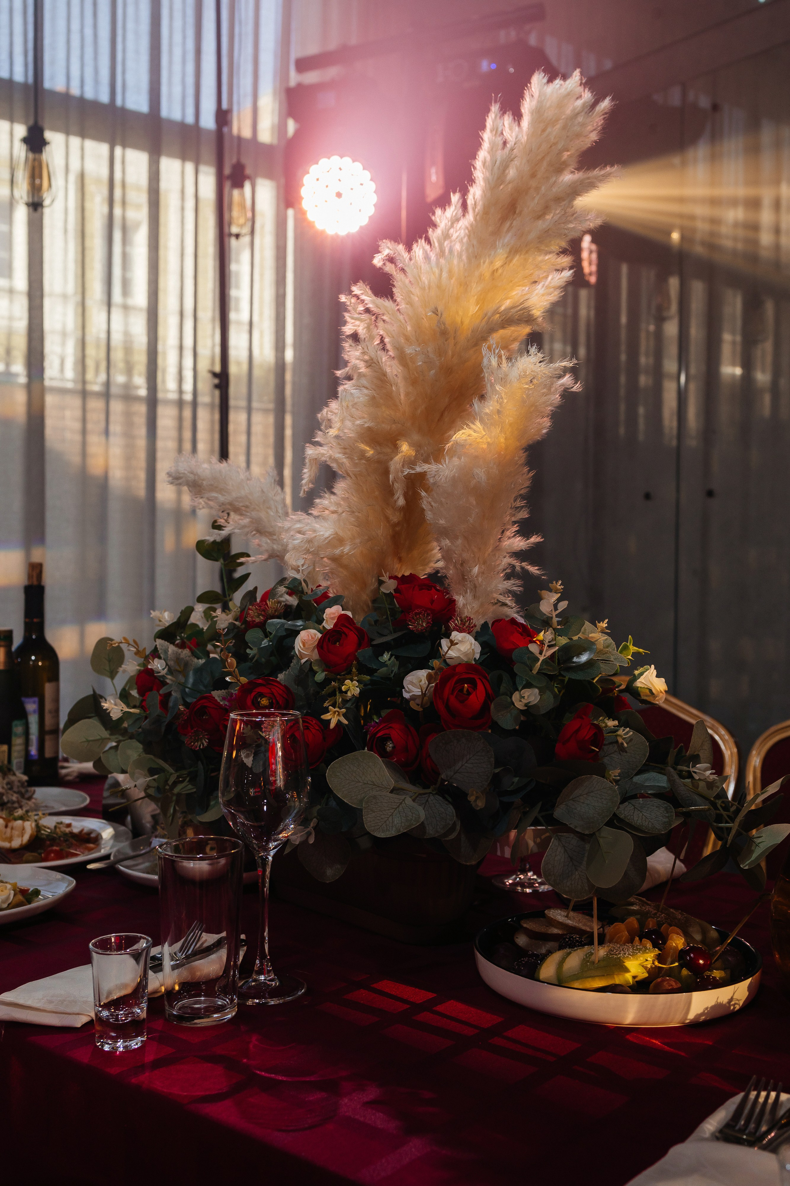 Грандиозное свадебное событие в уютном ресторане. Олег Сверчков | Свадебный фотограф Вологда