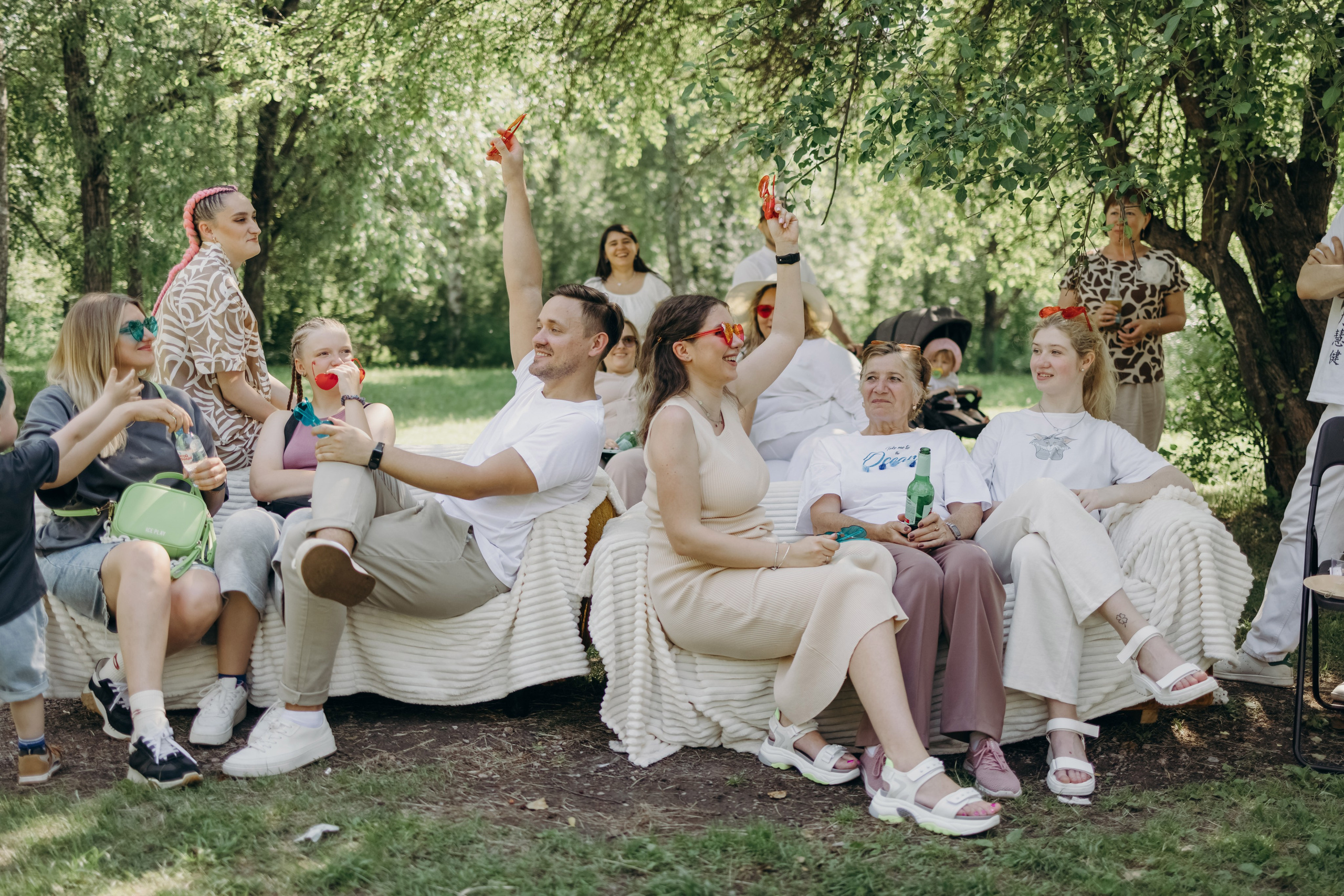 Муж и жена распределяют обязанности по уходу за малышом в форме веселого конкурса