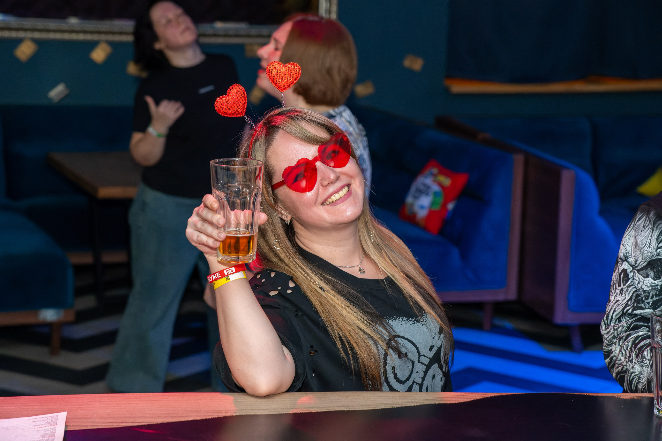 Съёмка в клубе, бар руки вверх, клубная фотосессия. «Студия DRONAVT`s» — видеосъёмка и фотография г. Москва