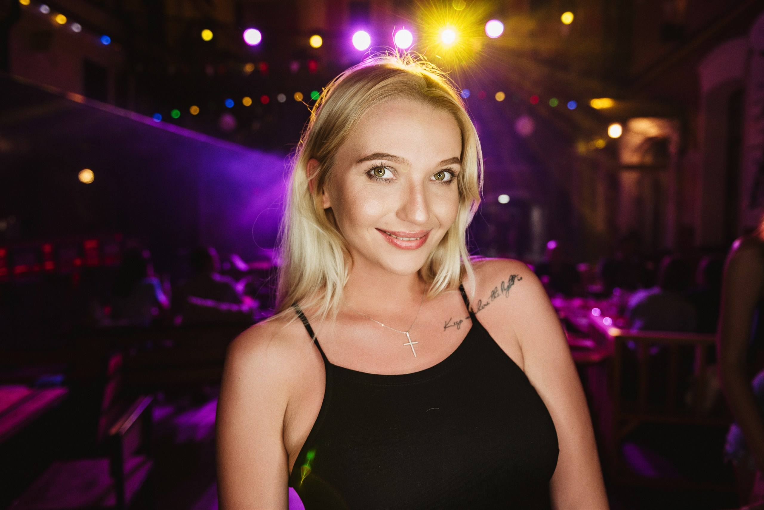 Репортажная съемка вечеринки Саратов – искренние эмоции гостей на танцполе