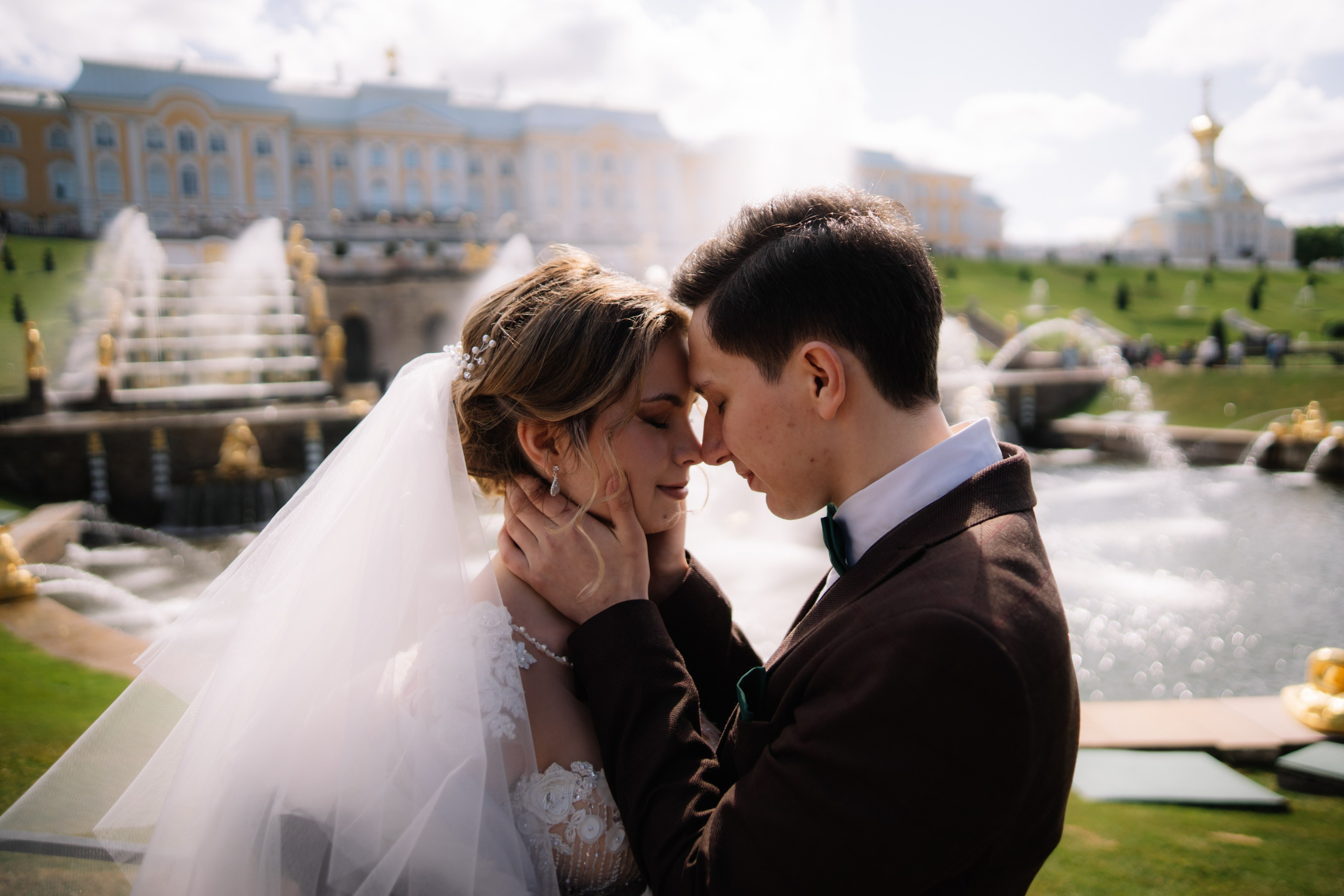 Красивые места для свадебной фотосессии летом в Санкт-Петербурге. Свадебный фотограф Александр Невский в Санкт-Петербурге