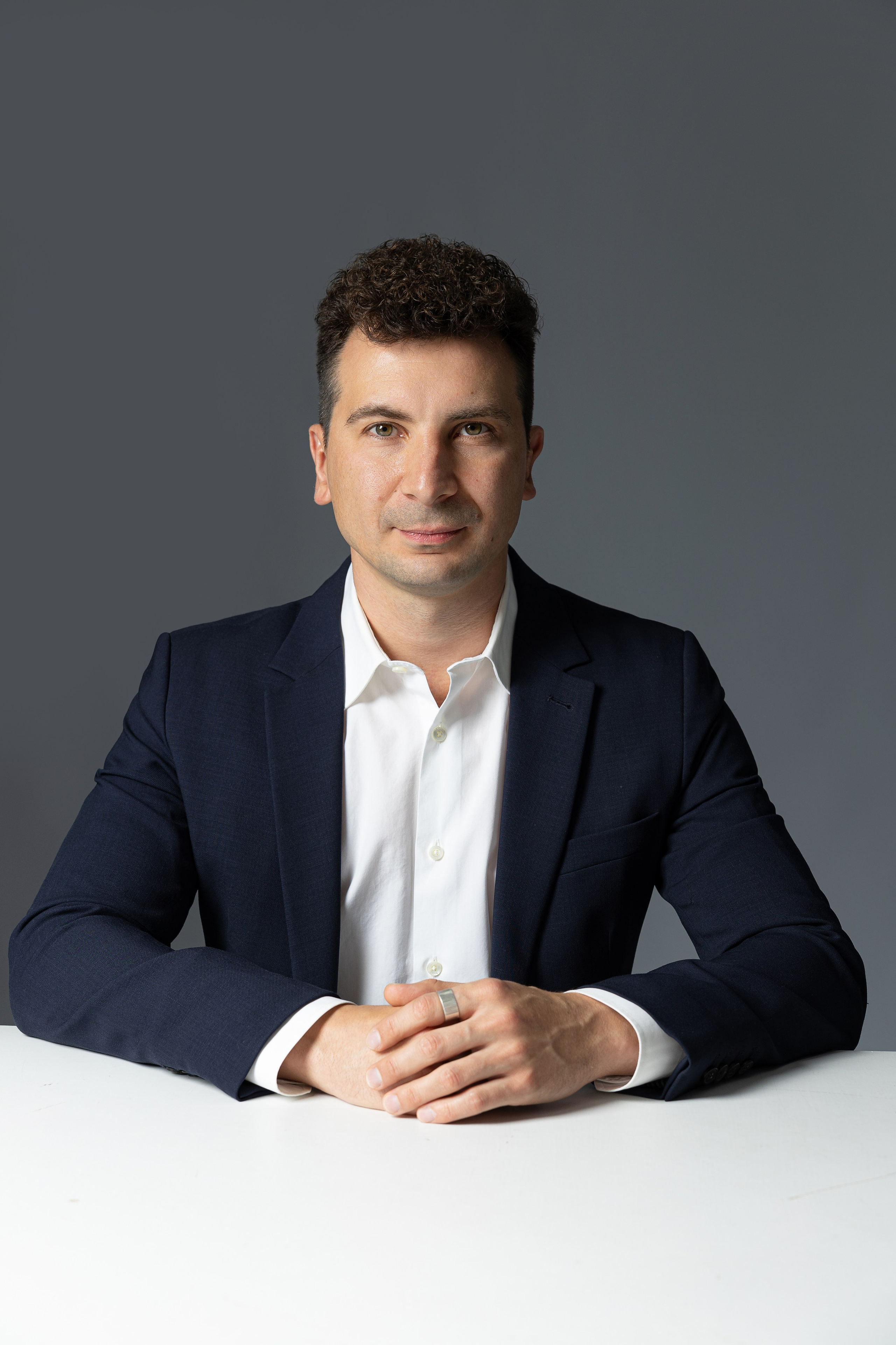 Бизнес-портрет мужчины за столом