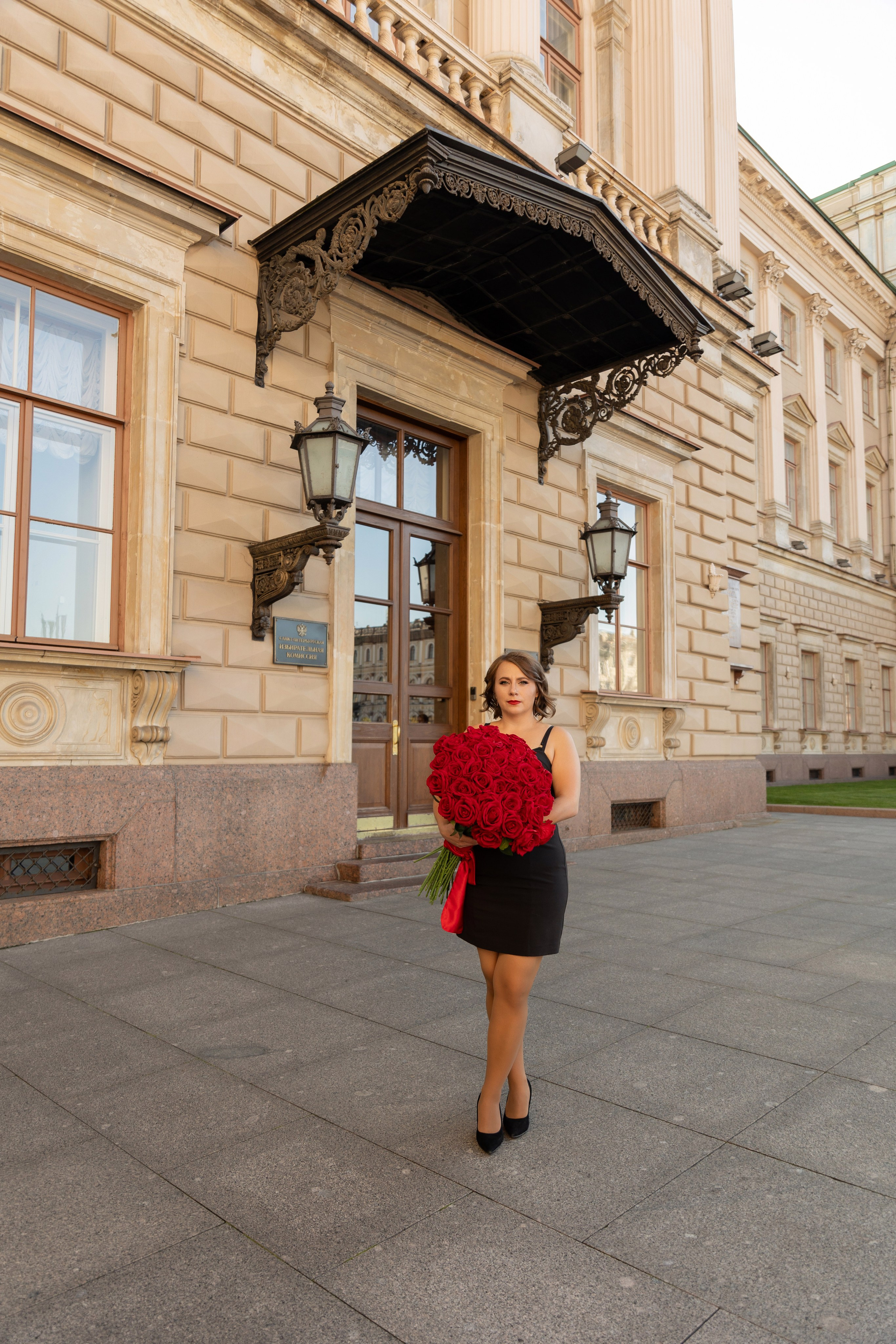 Фотопрогулка в центре с букетом красных роз. Семейный и свадебный фотограф в Санкт-Петербурге Татьяна Швыкова