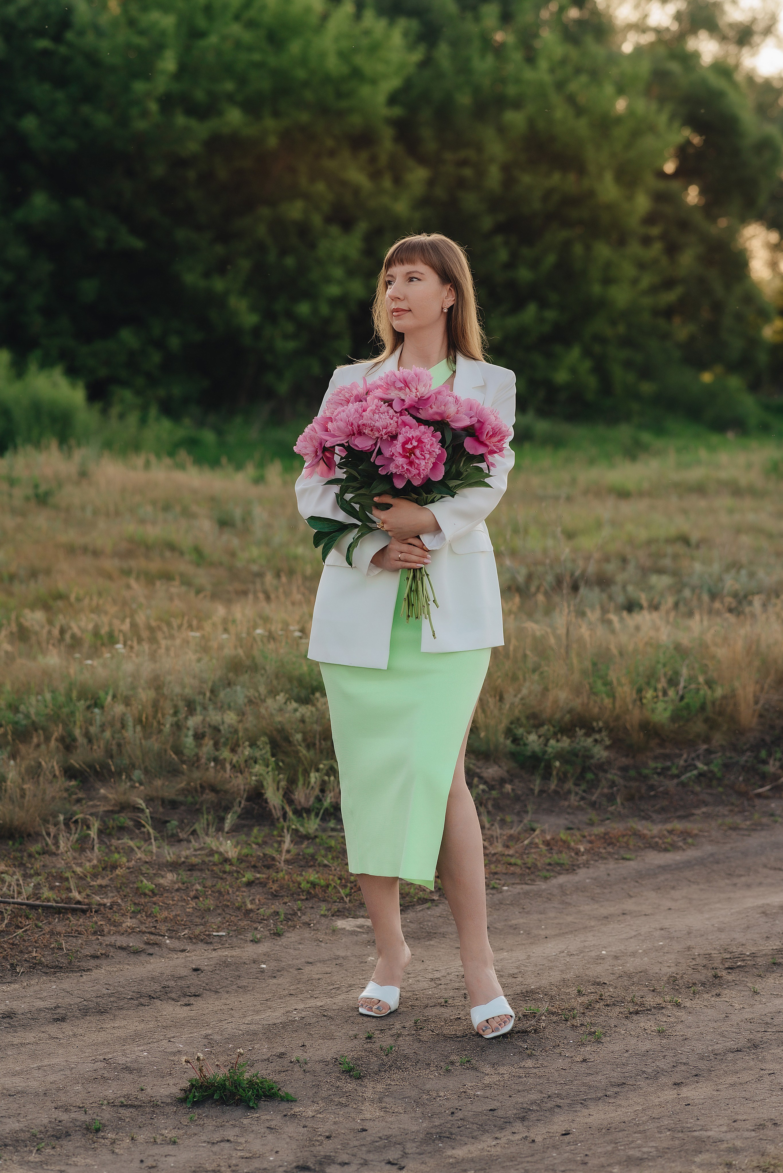 Анастасия | Съемка на закате с букетом пионов. Фотограф Карина Шмулёва. Воронеж и область
