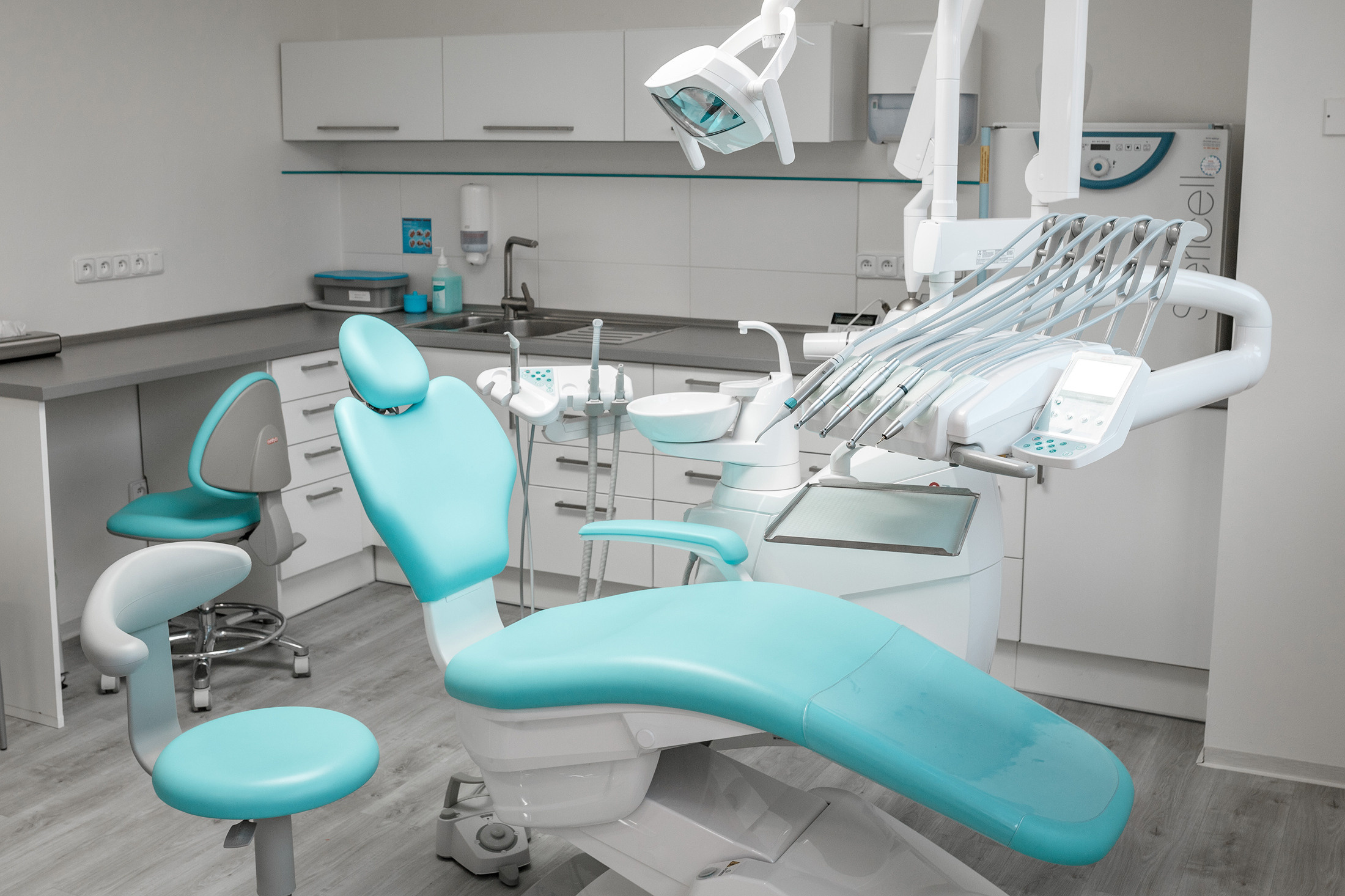 Съёмка оборудования стоматологической клиники OptimaStom. Прага, Чехия