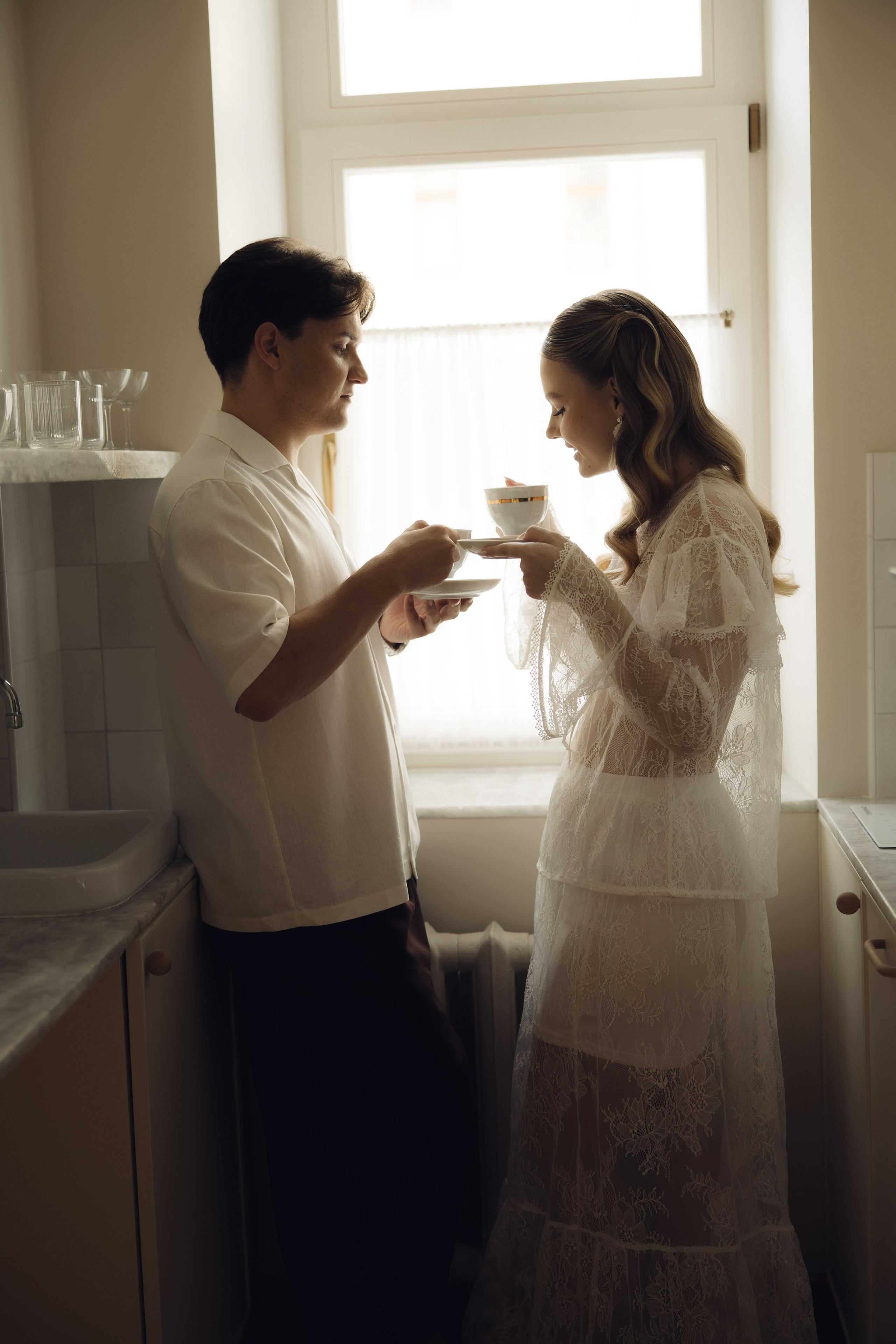 Таня и Тимур, утренние сборы в квартире и свадебный ужин. Фотограф любви в городе Казань