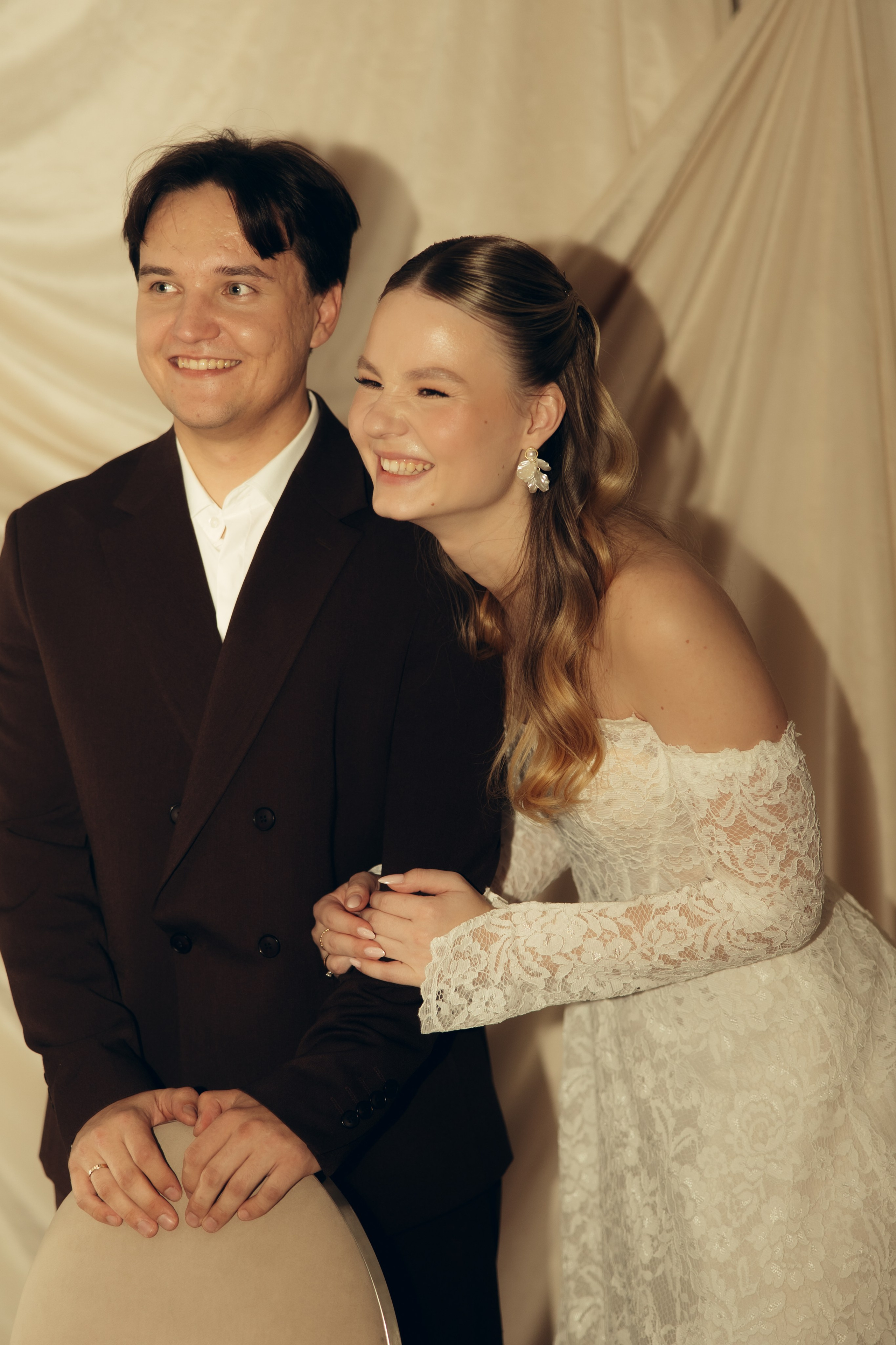 Таня и Тимур, утренние сборы в квартире и свадебный ужин. Фотограф любви в городе Казань