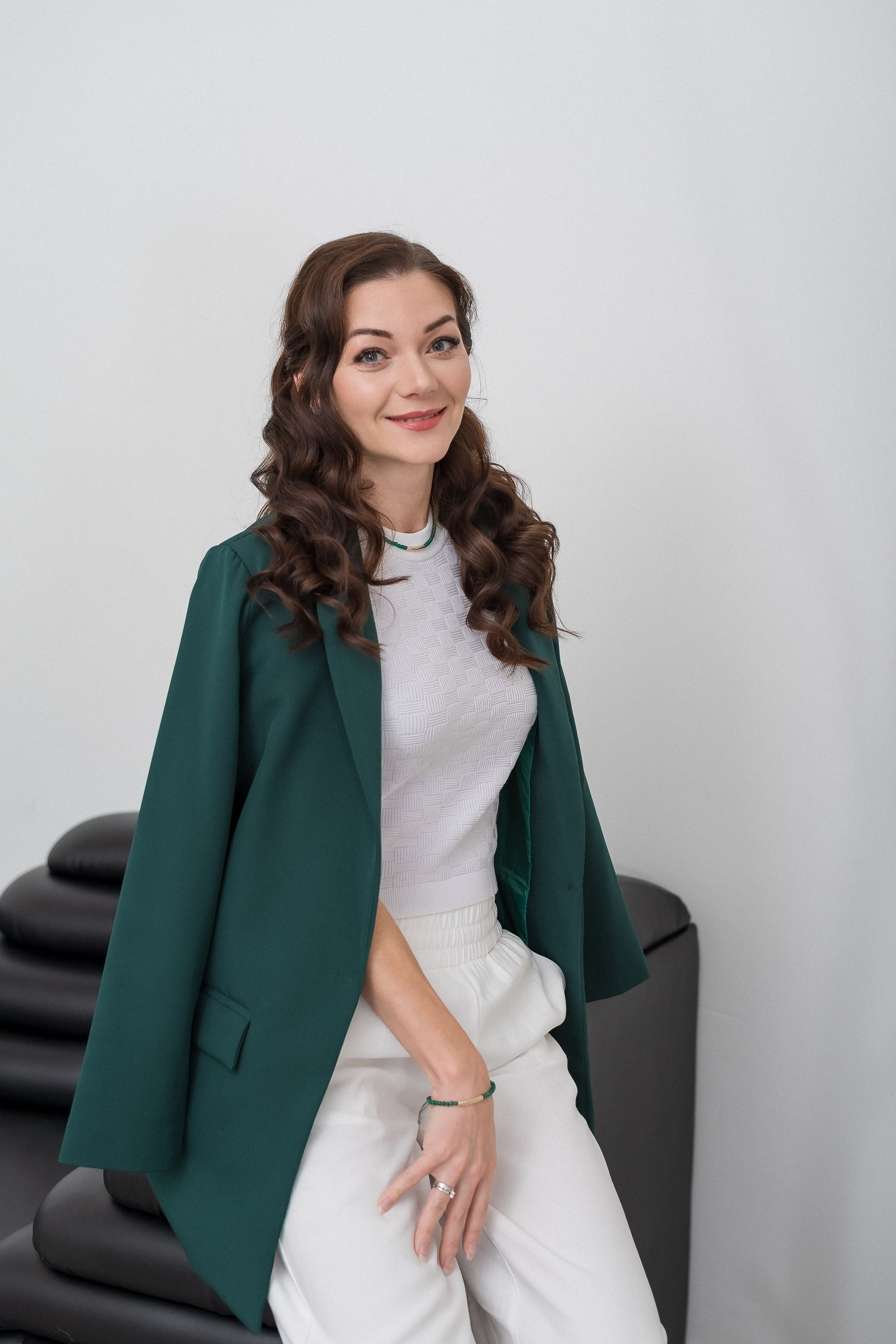 В светлой минималистичной студии. КОНТЕНТ |БРЕНД фотограф Санкт-Петербург — Жанна Олтаржевская