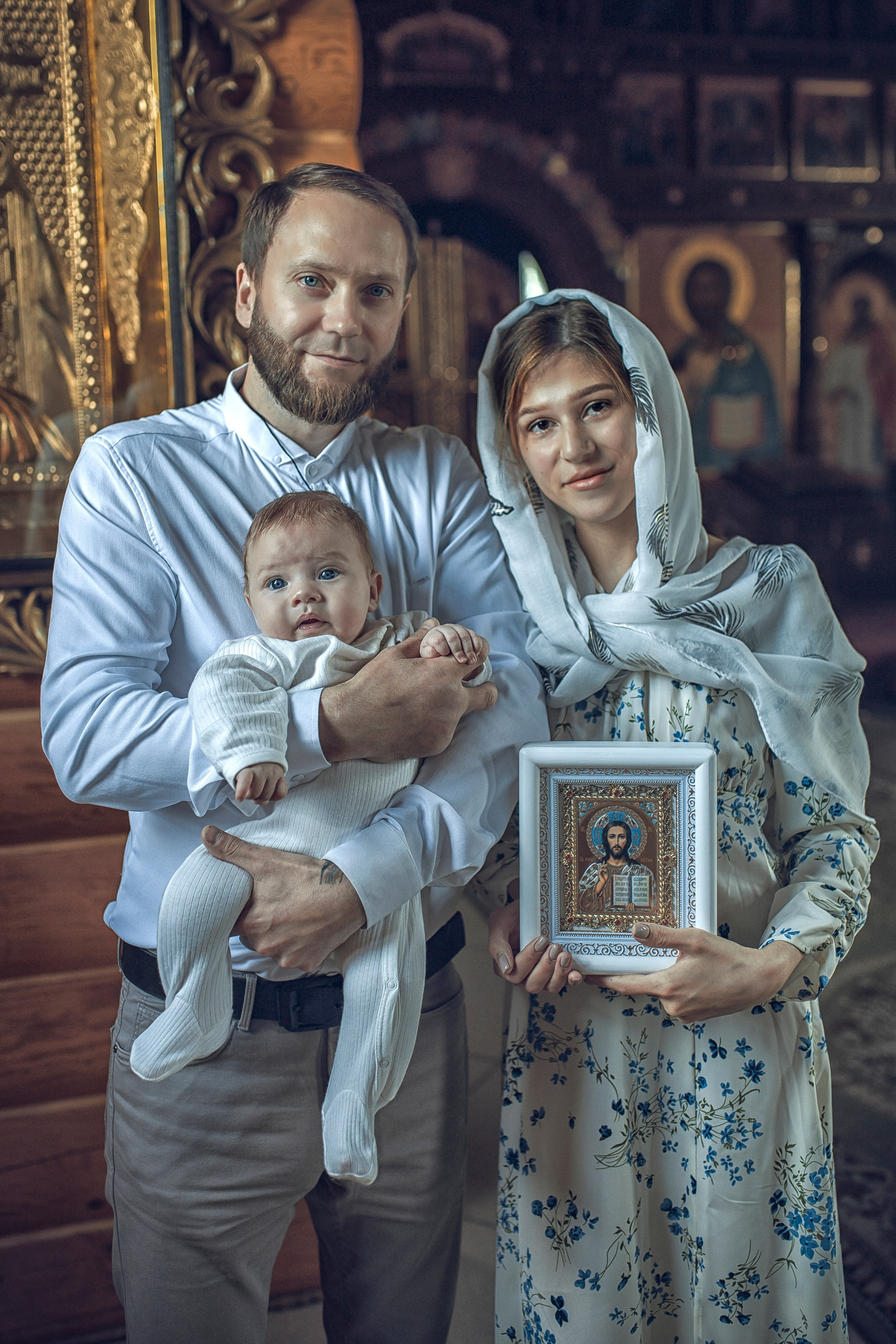 Постановочная фотография на крещение малыша. Мать и дитя портрет на крестины. фотограф на крестины фотограф на крещение. Церковный фотограф Старый Оскол