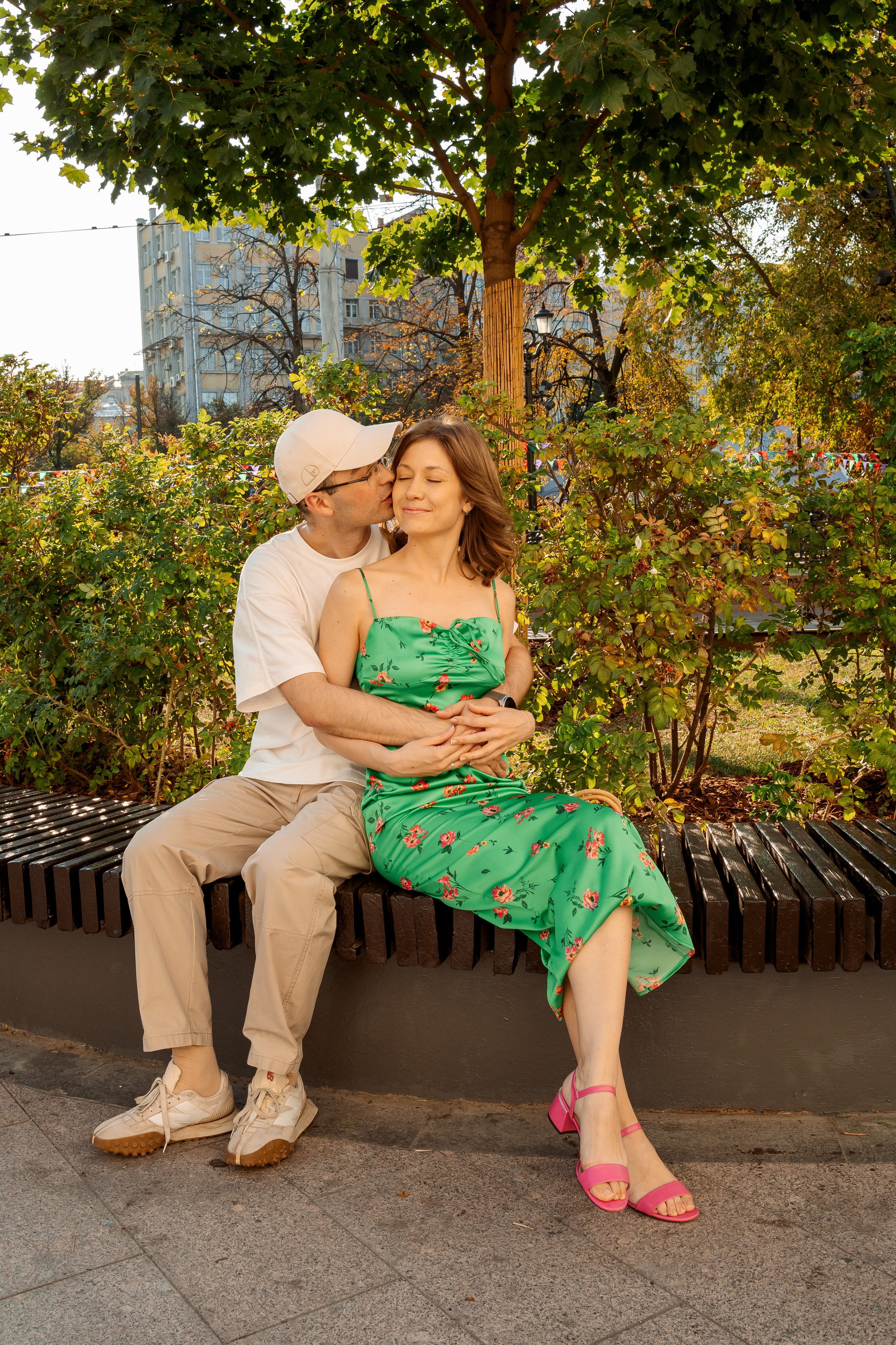 обниматься на улице