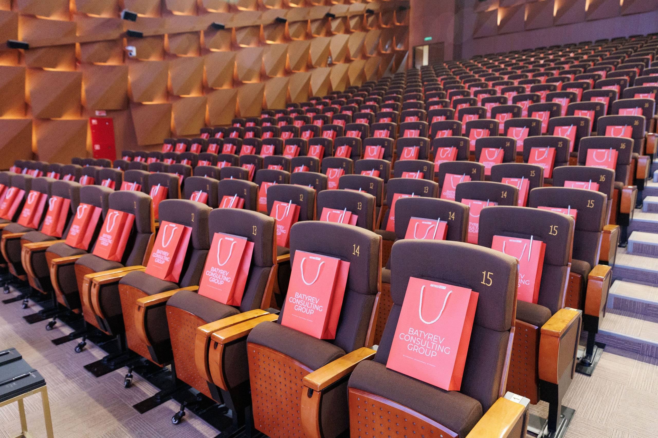 Форум Максима Батырева «Продажи по-новому». Репортажный Фотограф в Москве Юра Гушан