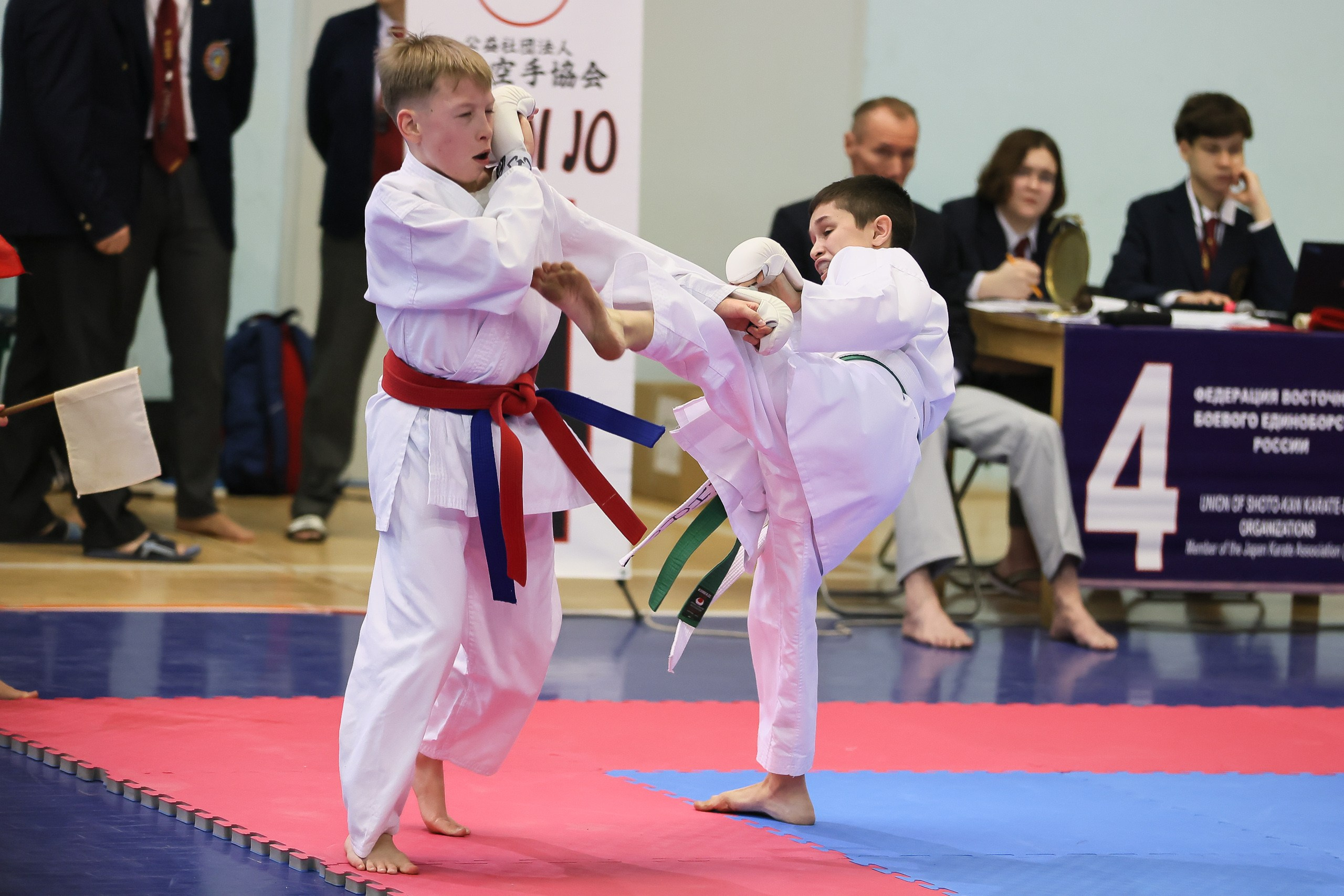 Каратист наносит завершающий удар в поединке кумите