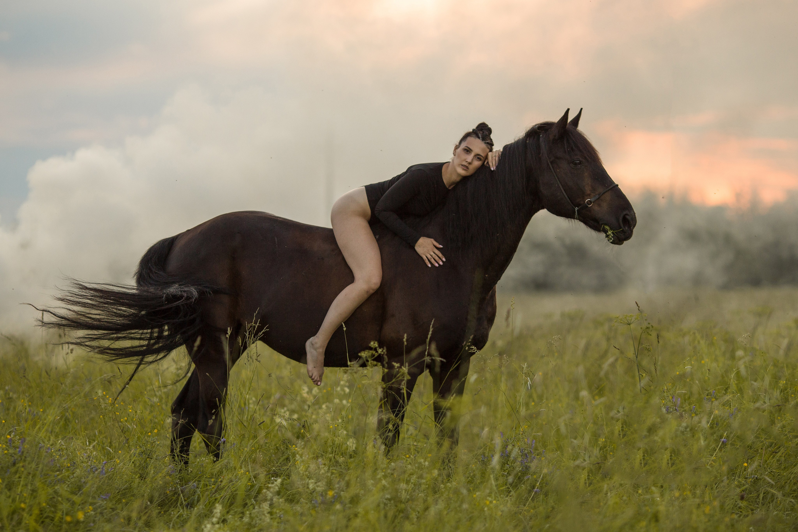 Фотосессия с лошадью в купальнике в поле