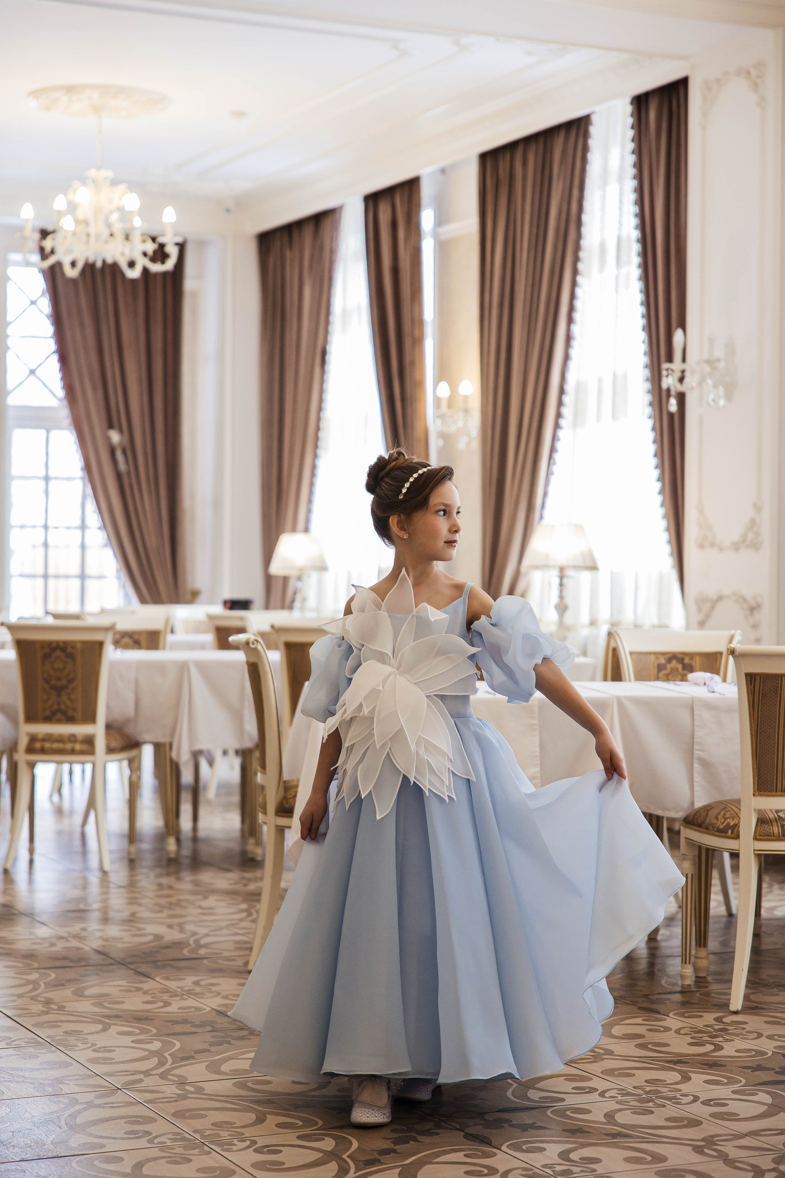 Платье «Байкальская астра » . Материал  органза Caroline , цветы изготовлены вручную из органзы. Нежное и воздушное со съёмными рукавами. Идеально подойдёт на девочку ростом 140-146 см. Цена : 20000₽