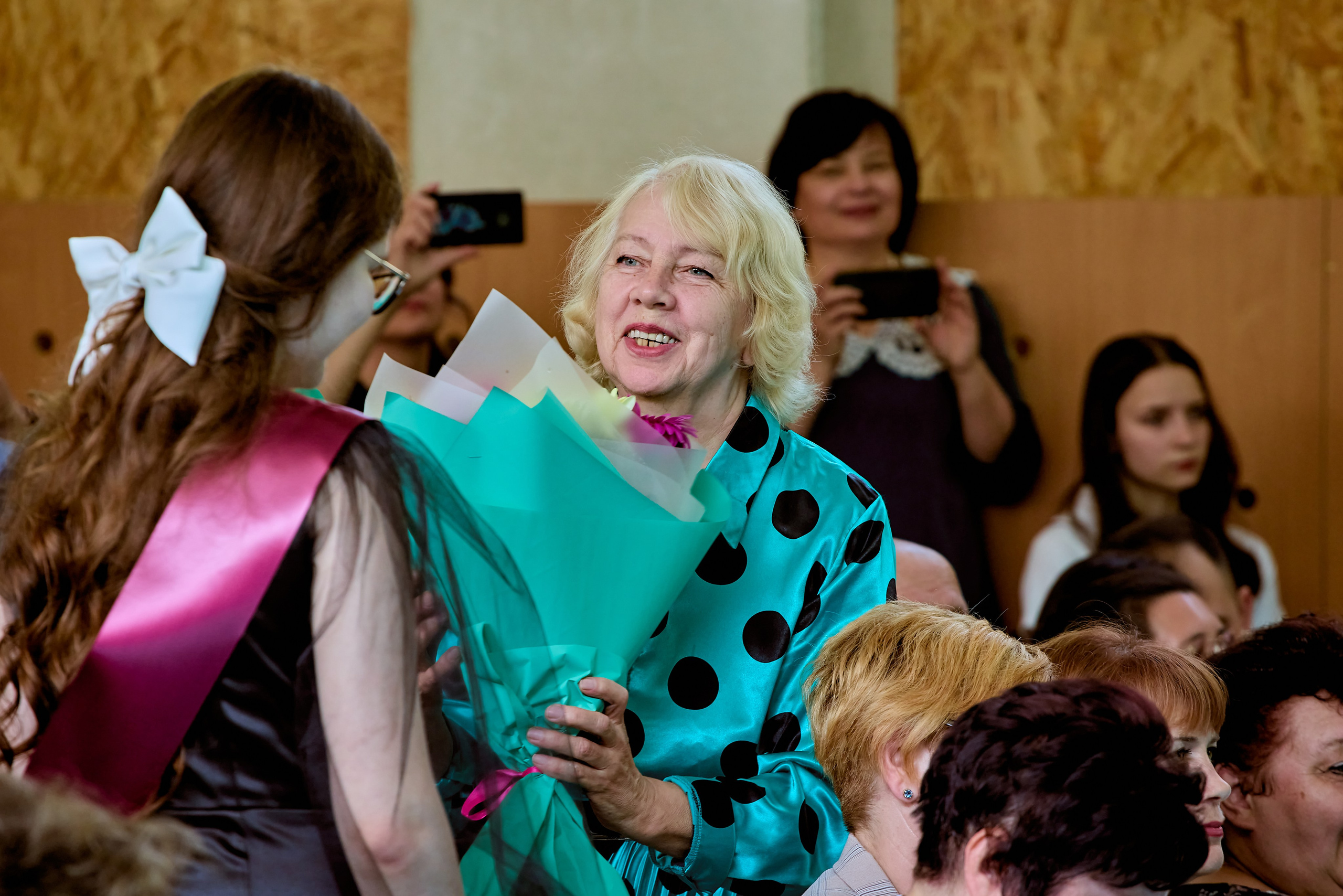 Трогательные моменты праздника Последнего звонка, фото Николая Голованова, г. Дзержинск.