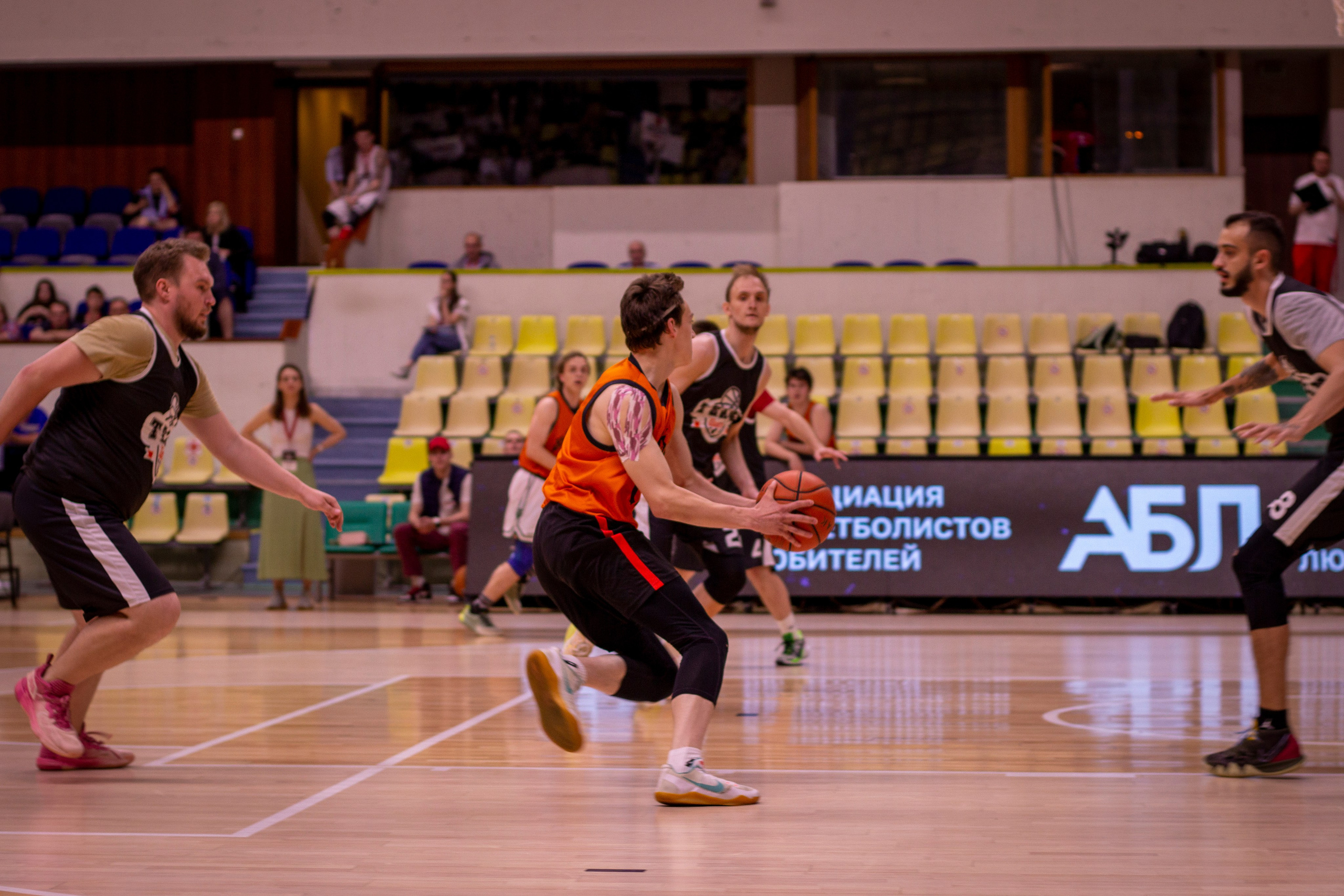 Фоторепортаж баскетбольного матча. Портретный и репортажный фотограф в Москве Кира Елинова