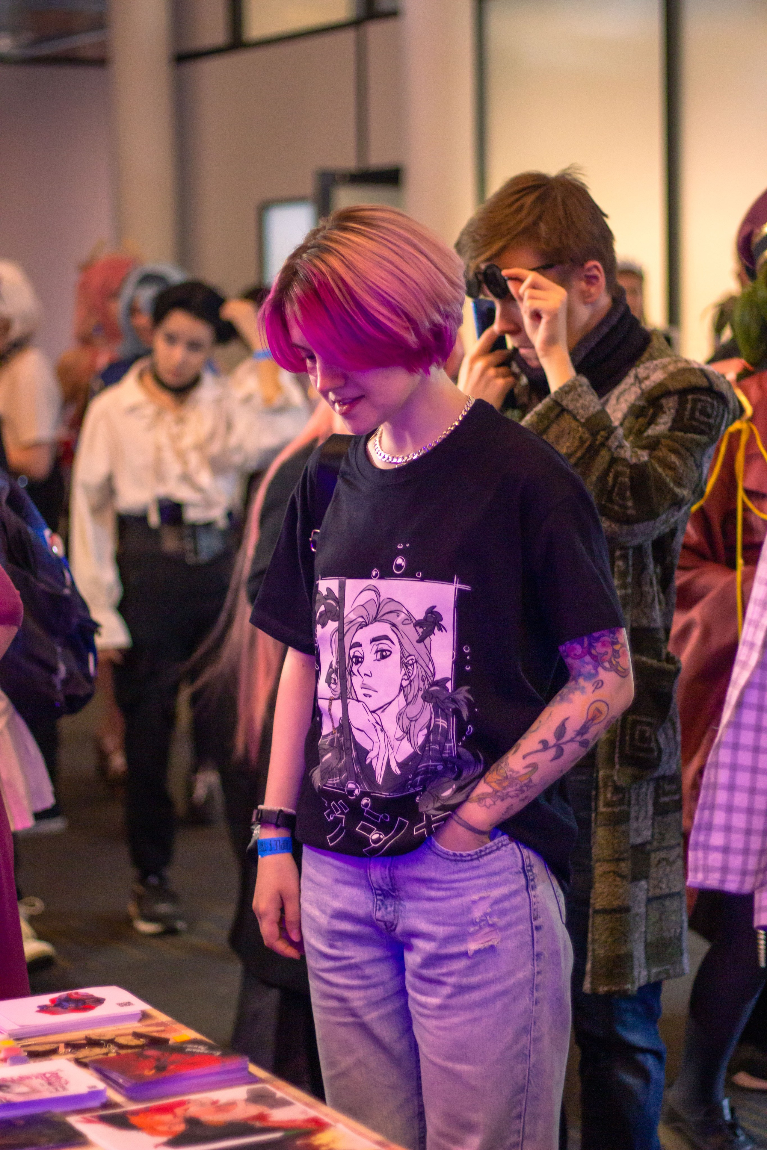 Девушка с розовыми волосами на аниме ярмарке