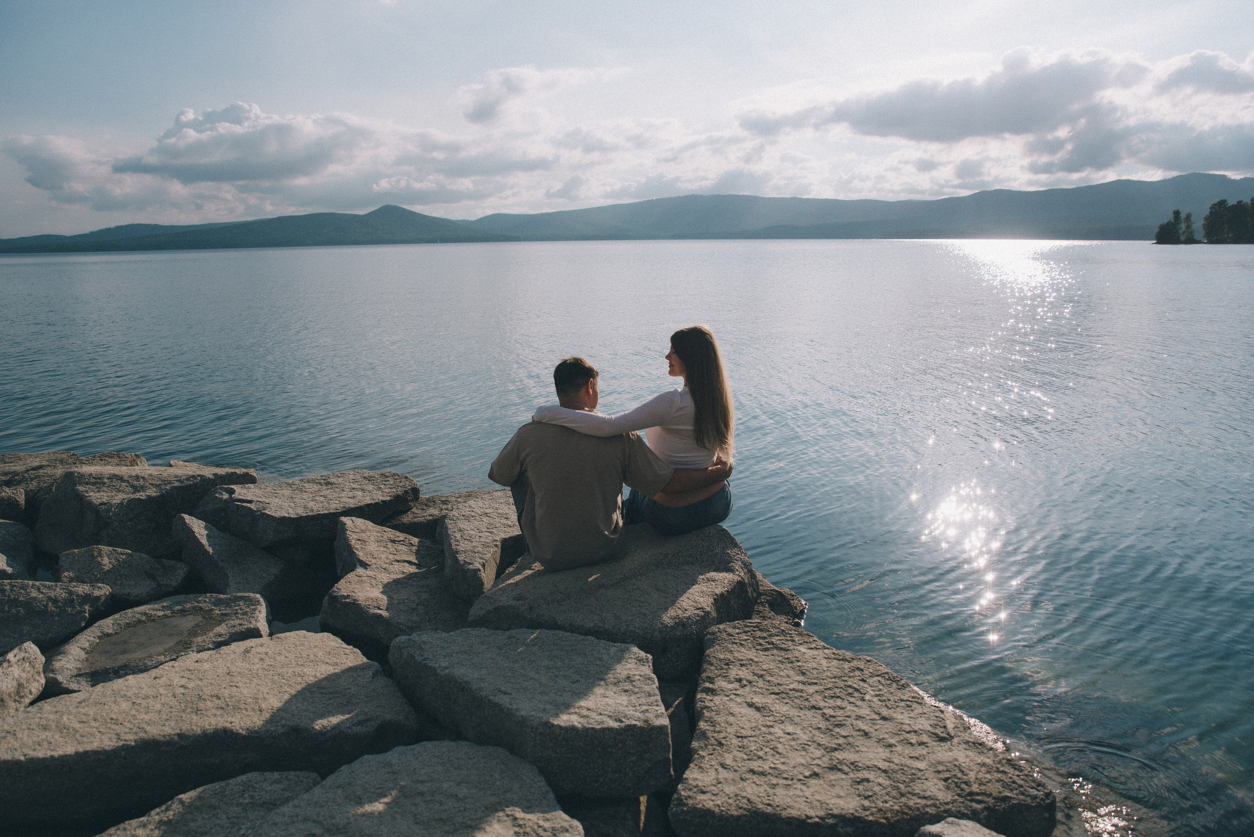 пара на берегу