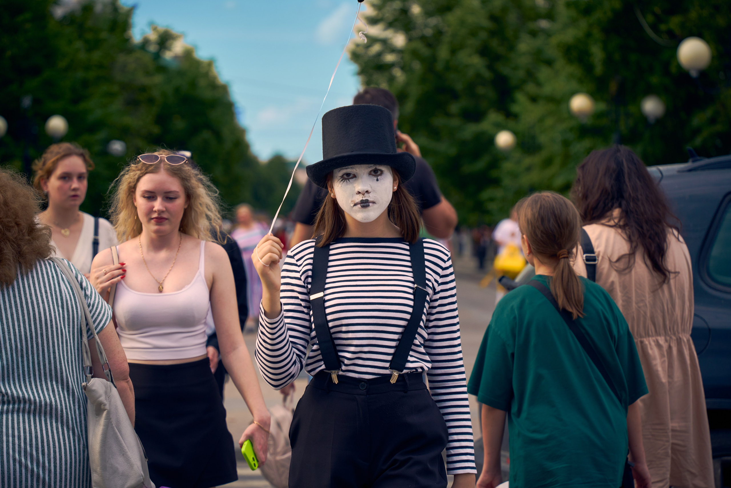 Девушка в гримме на фоне толпы 