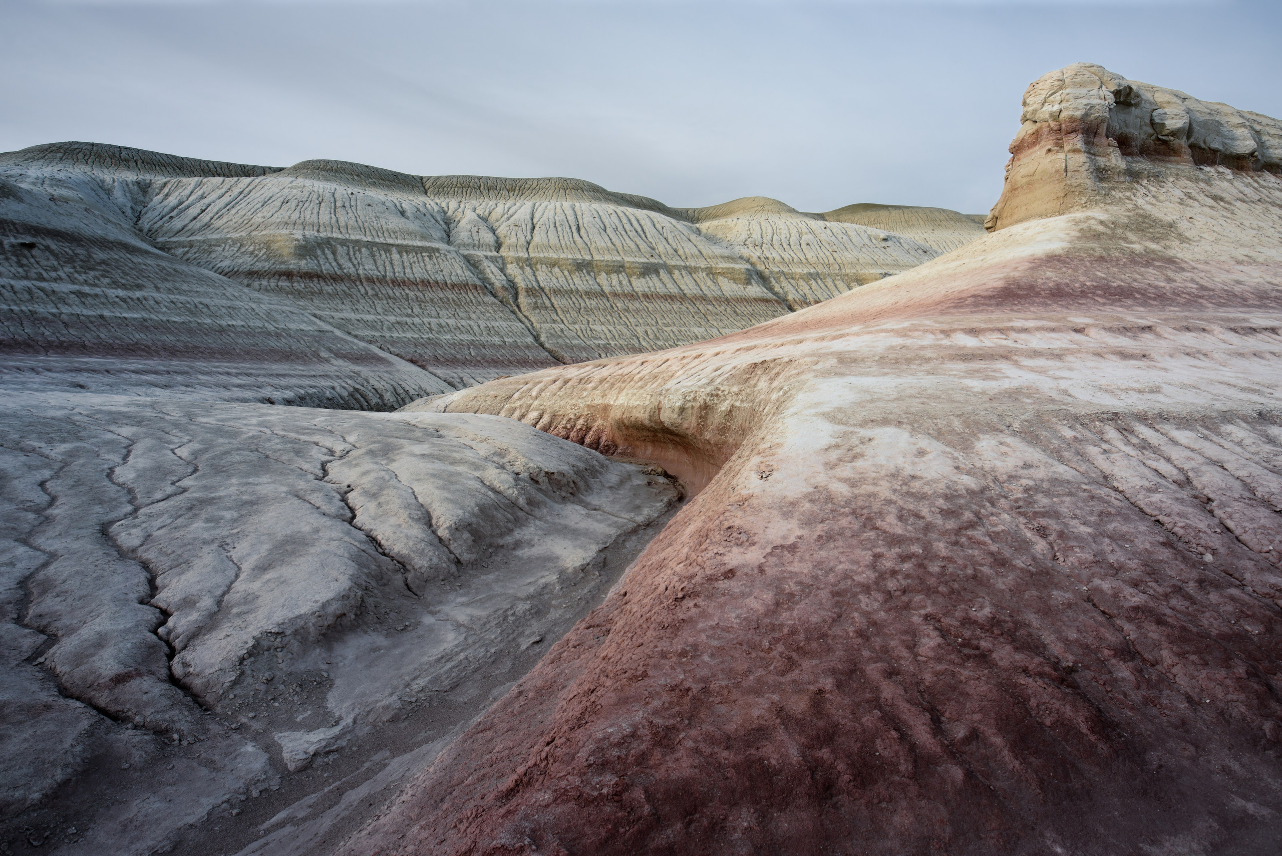 Холмы с трещинами, похожие на Тирамису, на рассвете 